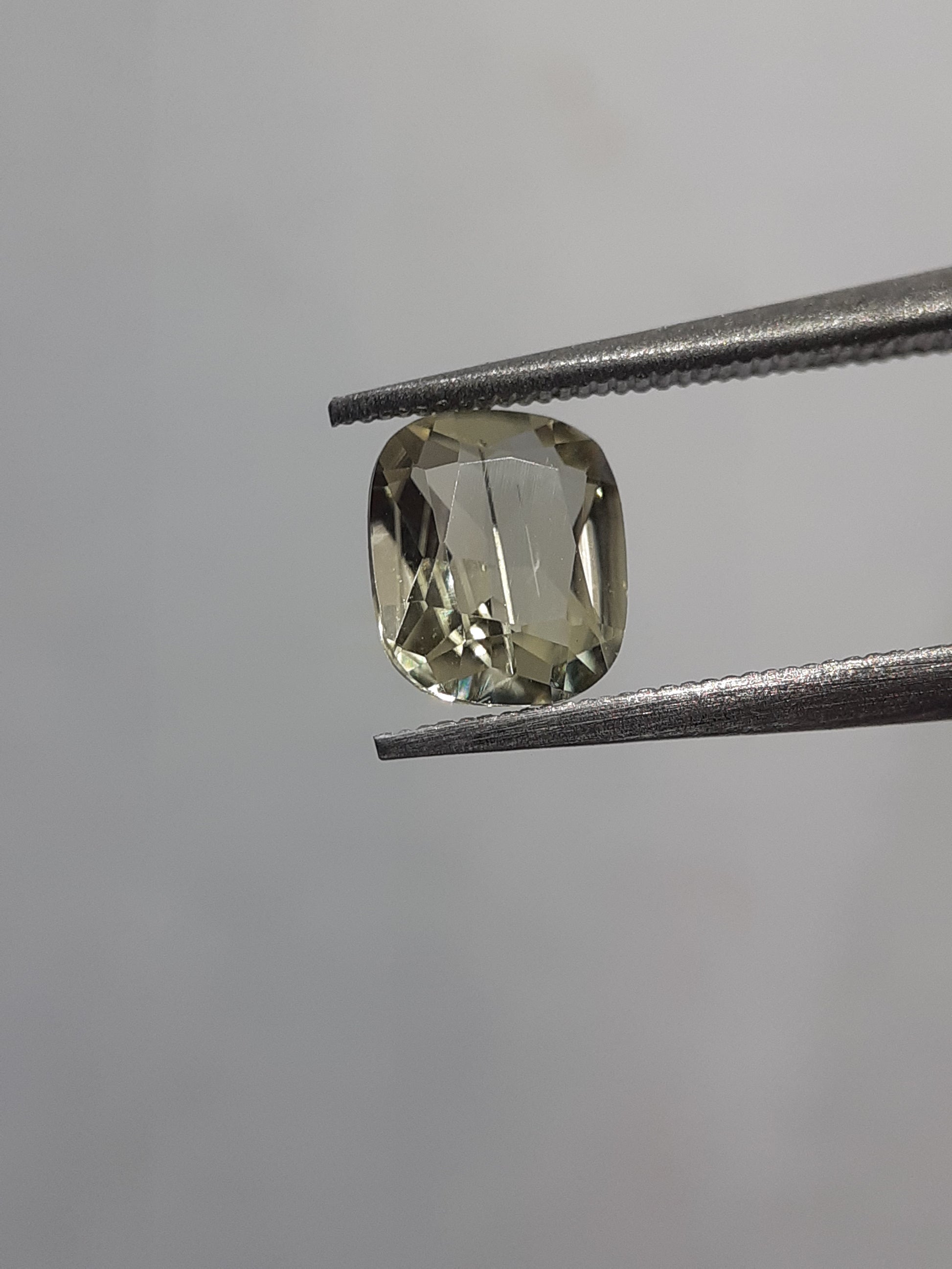 Natural Yellowish green Diaspore - 0.66 ct - Cushion - unheated - needle inclusion - certified by NGB - Natural Gems Belgium