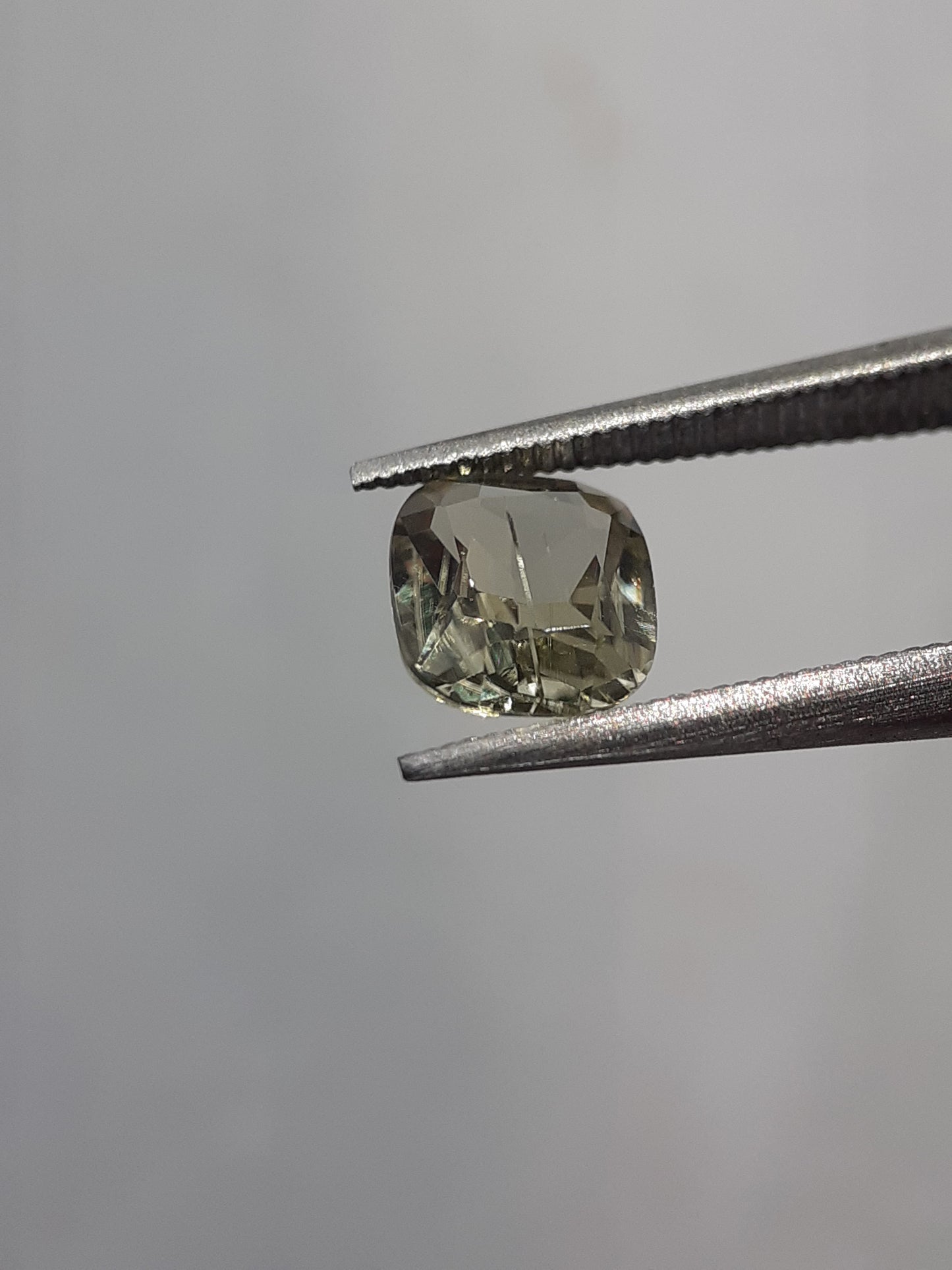 Natural Yellowish green Diaspore - 0.66 ct - Cushion - unheated - needle inclusion - certified by NGB - Natural Gems Belgium