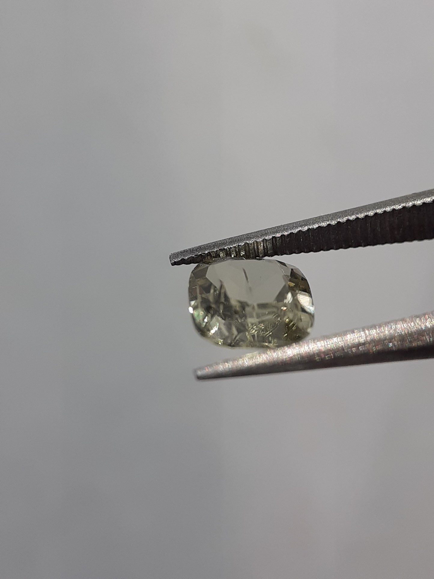 Natural Yellowish green Diaspore - 0.66 ct - Cushion - unheated - needle inclusion - certified by NGB - Natural Gems Belgium