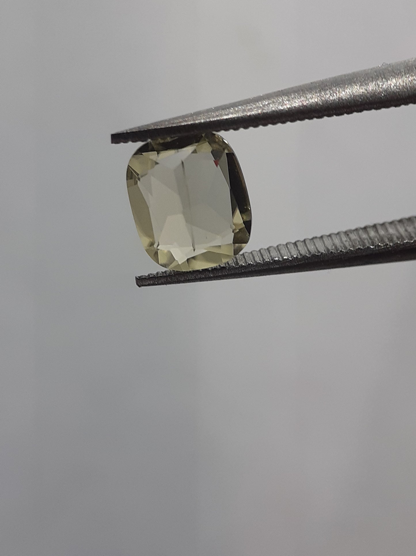 Natural Yellowish green Diaspore - 0.66 ct - Cushion - unheated - needle inclusion - certified by NGB - Natural Gems Belgium