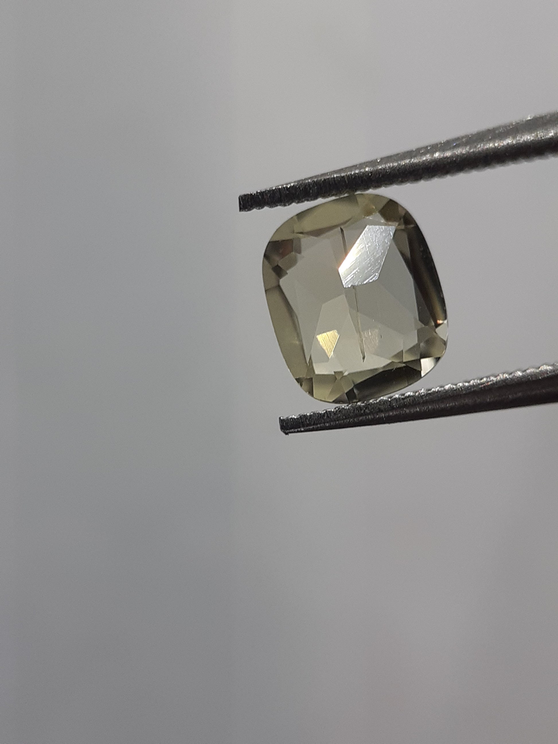 Natural Yellowish green Diaspore - 0.66 ct - Cushion - unheated - needle inclusion - certified by NGB - Natural Gems Belgium