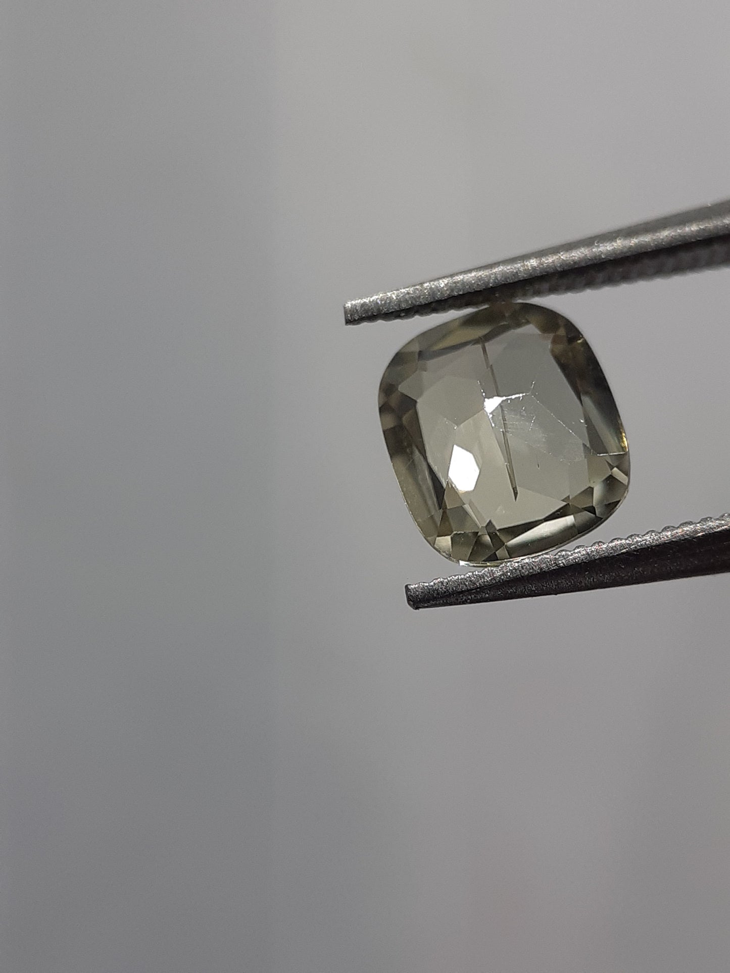 Natural Yellowish green Diaspore - 0.66 ct - Cushion - unheated - needle inclusion - certified by NGB - Natural Gems Belgium