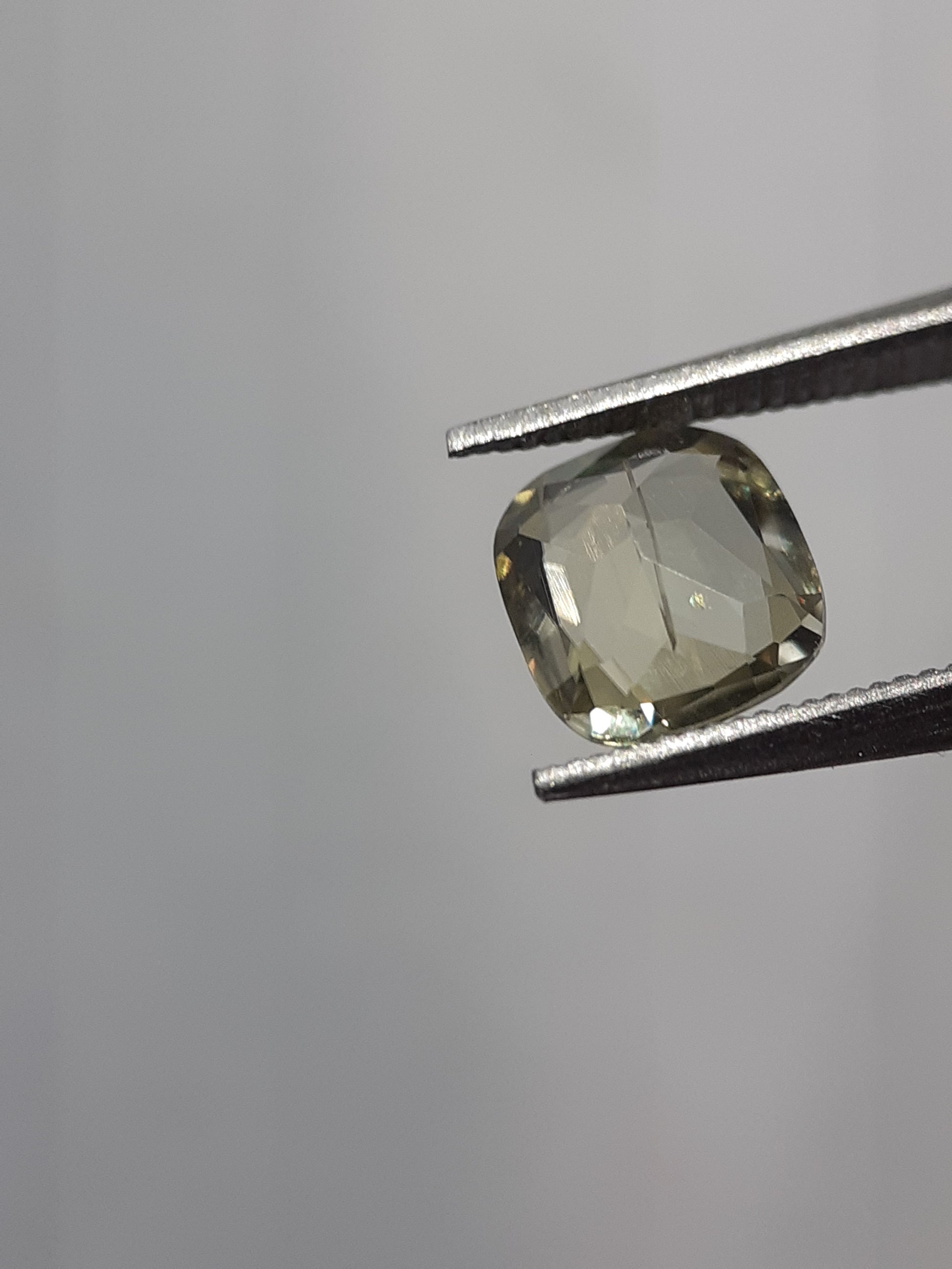 Natural Yellowish green Diaspore - 0.66 ct - Cushion - unheated - needle inclusion - certified by NGB - Natural Gems Belgium