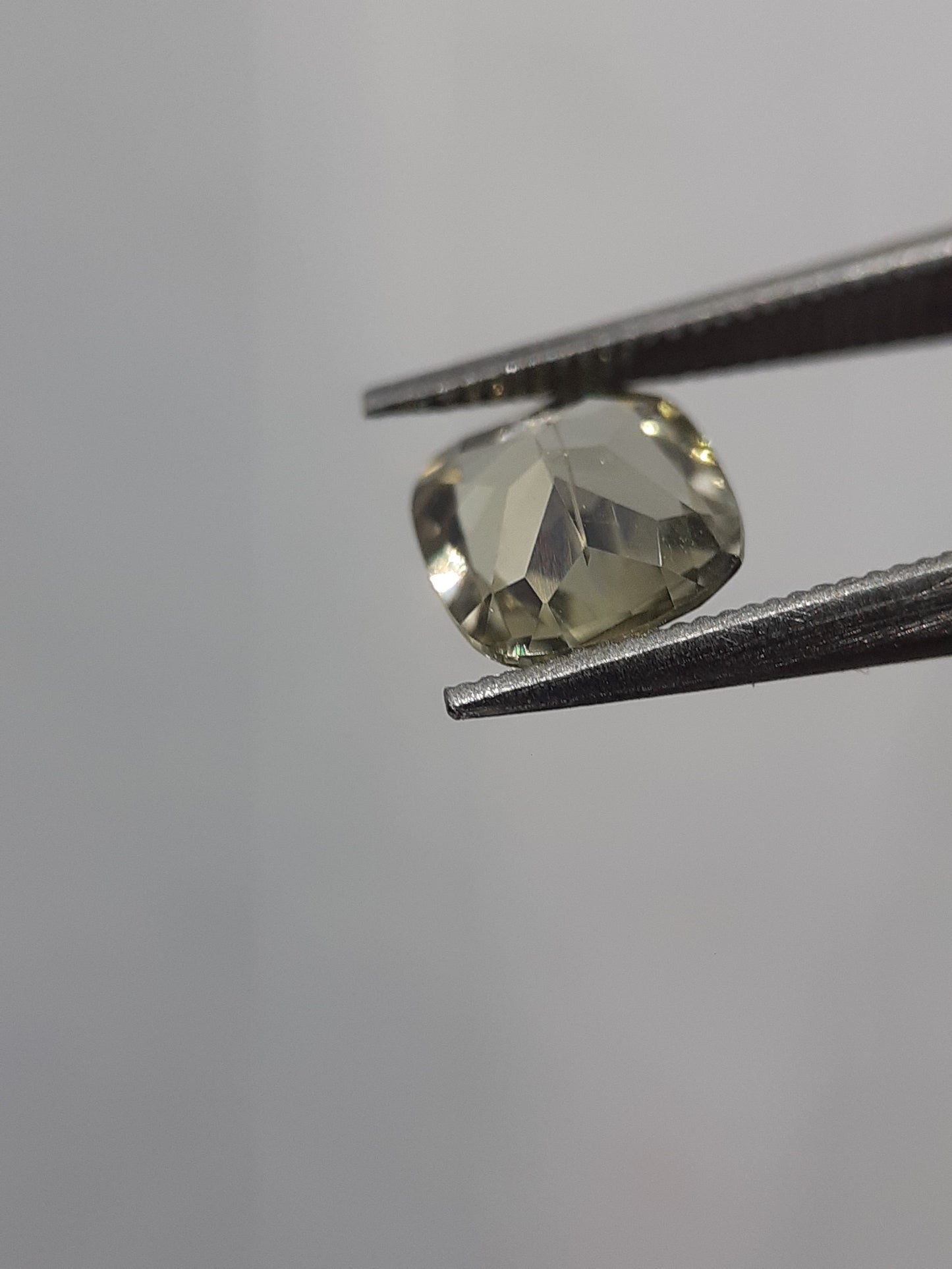 Natural Yellowish green Diaspore - 0.66 ct - Cushion - unheated - needle inclusion - certified by NGB - Natural Gems Belgium