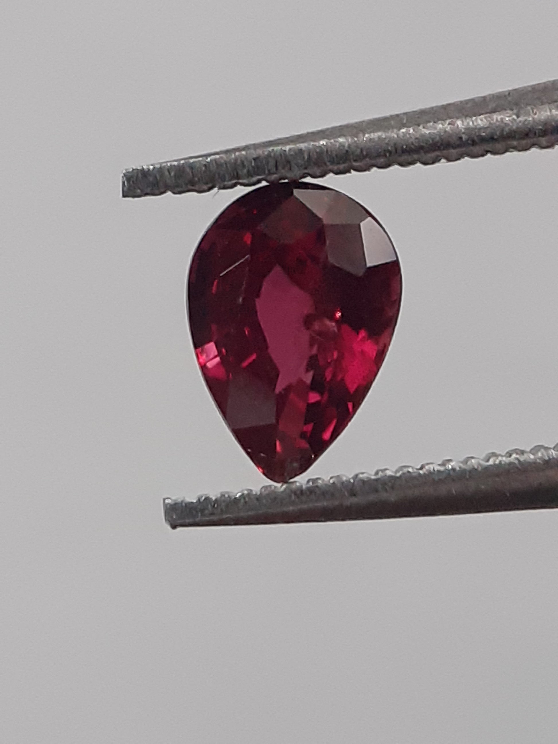 Natural red Ruby - 0.40 ct - Pear - heated - certified by NGB - Natural Gems Belgium