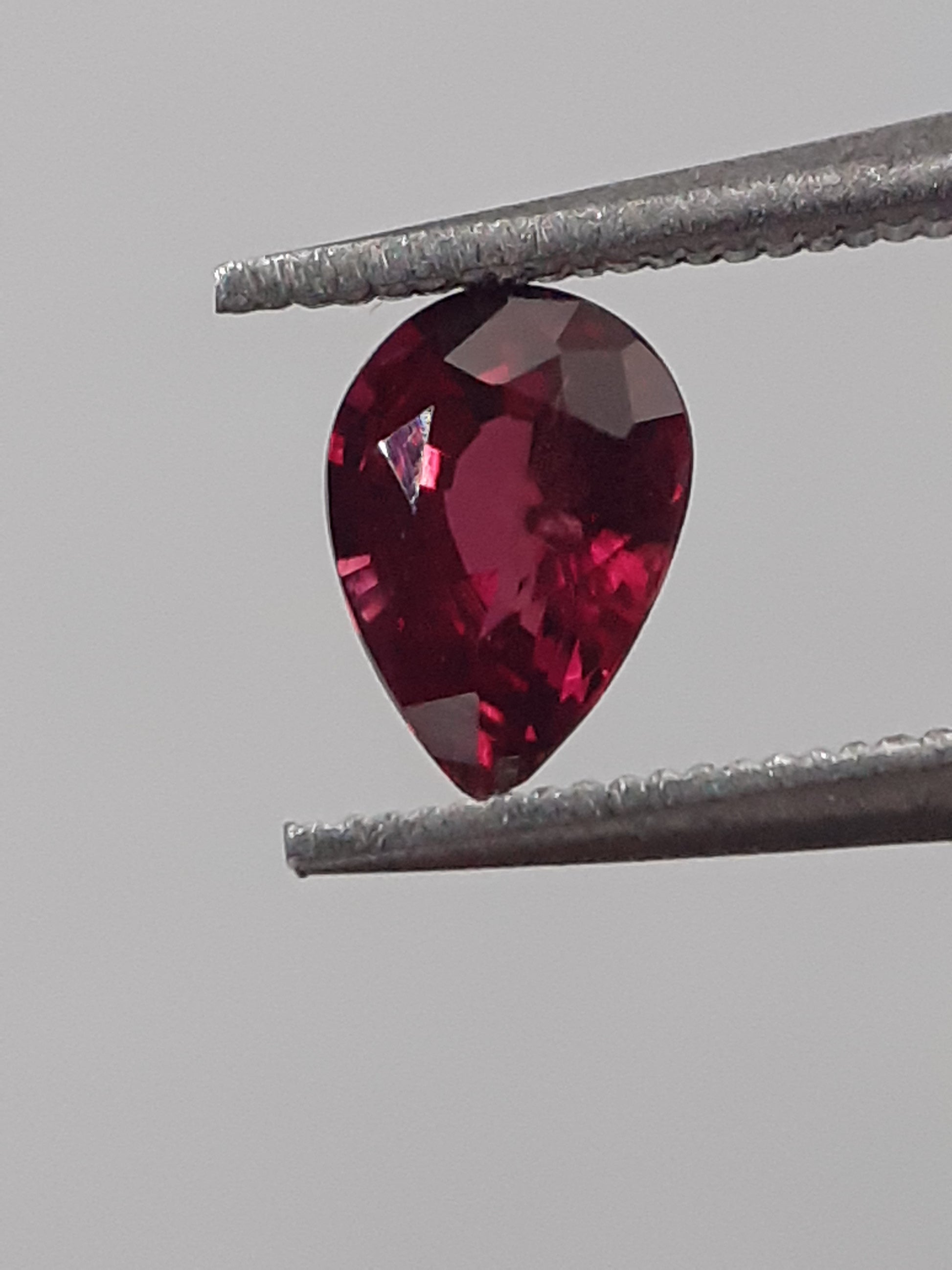 Natural red Ruby - 0.40 ct - Pear - heated - certified by NGB - Natural Gems Belgium