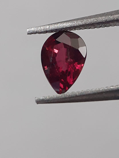 Natural red Ruby - 0.40 ct - Pear - heated - certified by NGB - Natural Gems Belgium