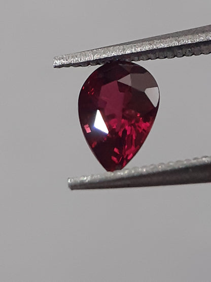 Natural red Ruby - 0.40 ct - Pear - heated - certified by NGB - Natural Gems Belgium