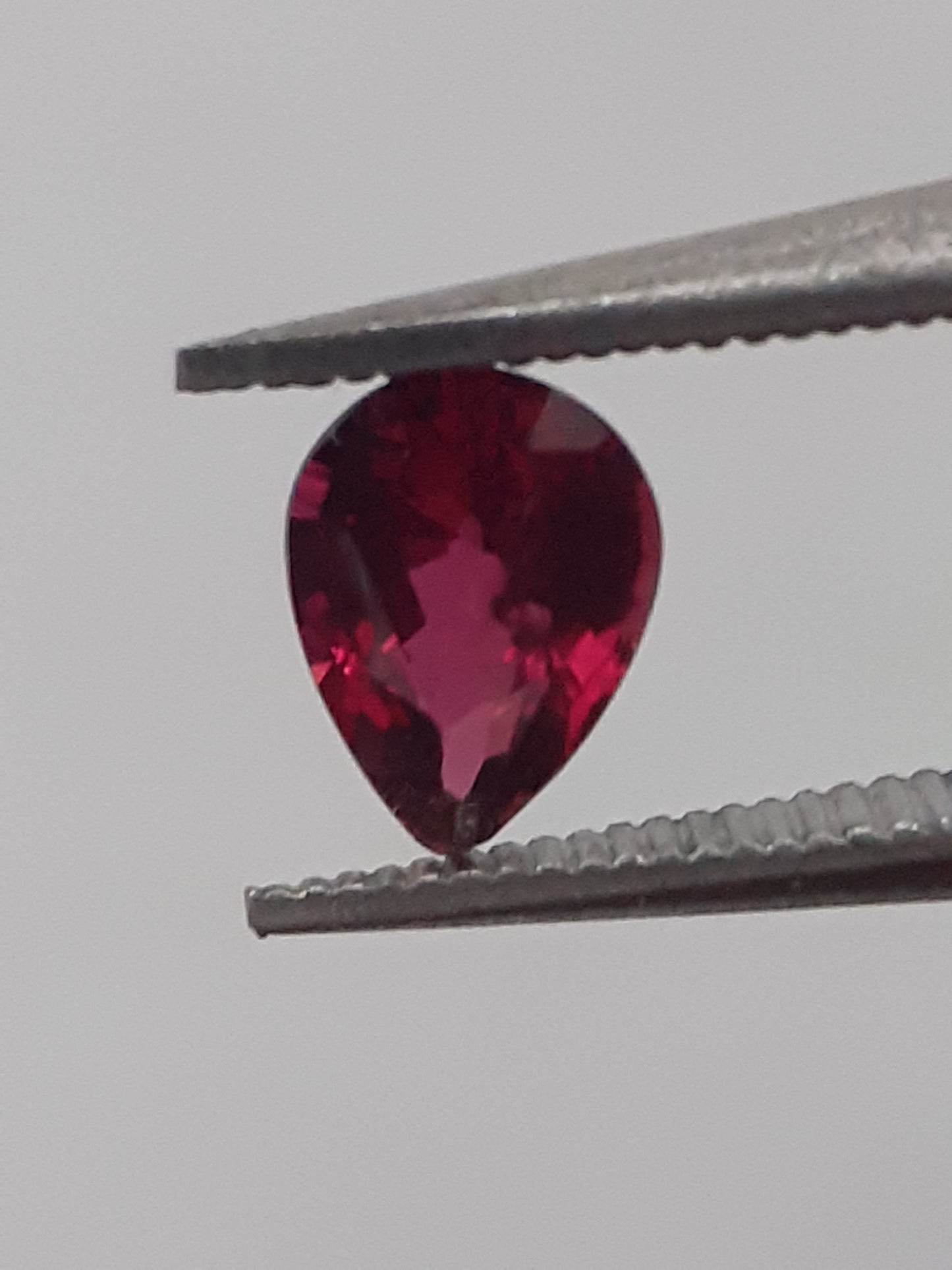 Natural red Ruby - 0.40 ct - Pear - heated - certified by NGB - Natural Gems Belgium