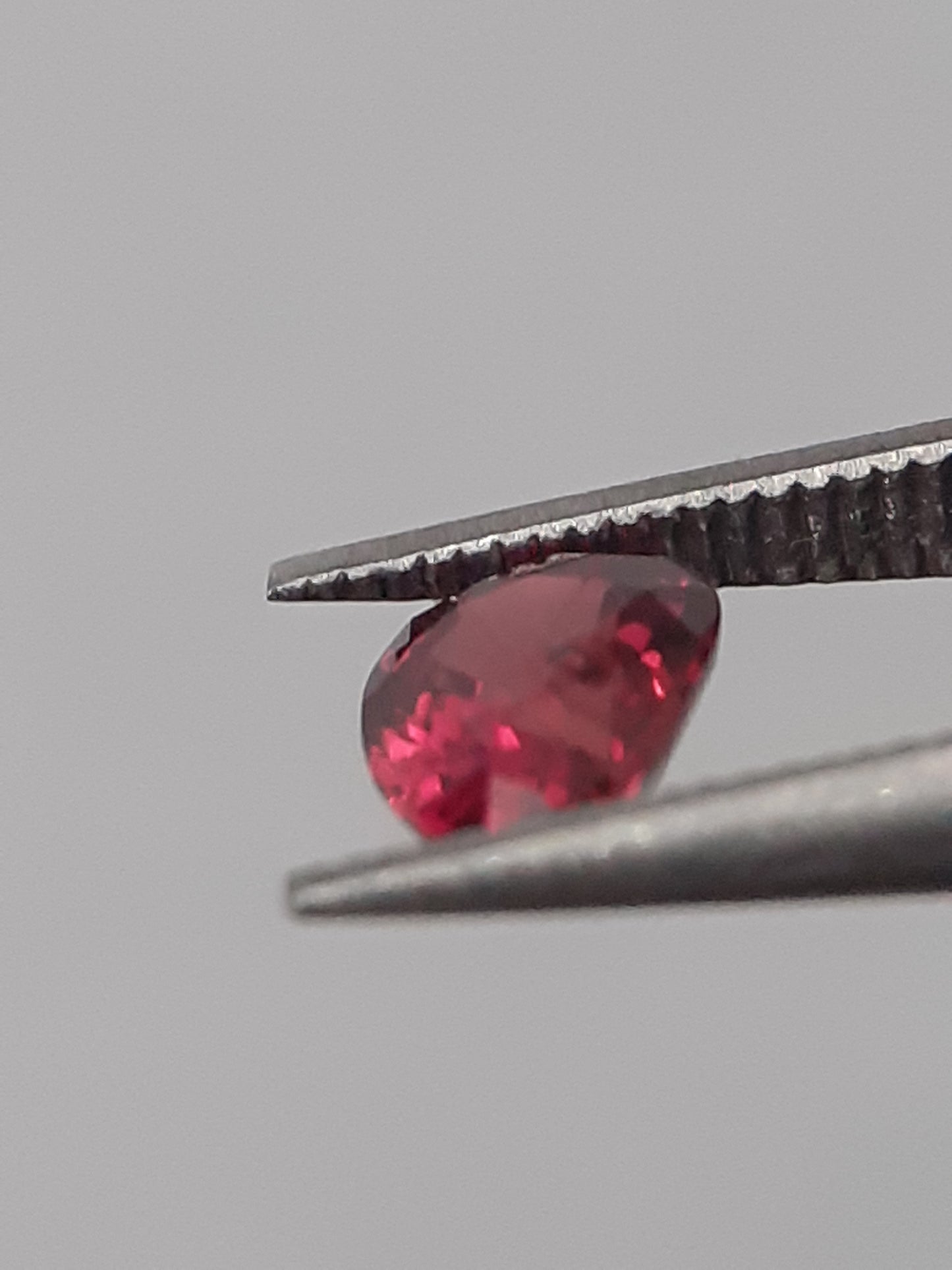 Natural red Ruby - 0.40 ct - Pear - heated - certified by NGB - Natural Gems Belgium