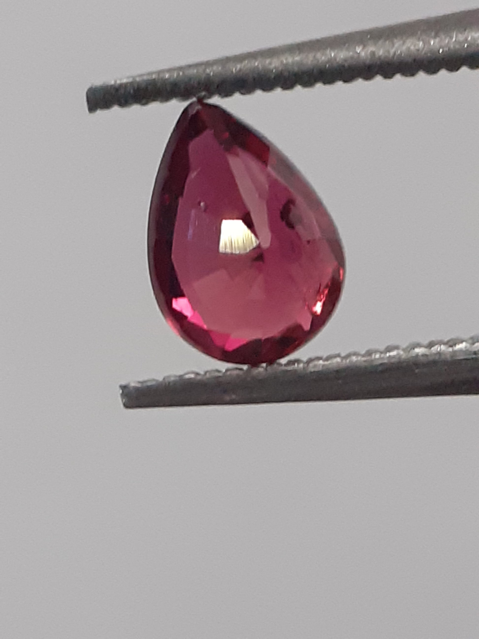 Natural red Ruby - 0.40 ct - Pear - heated - certified by NGB - Natural Gems Belgium