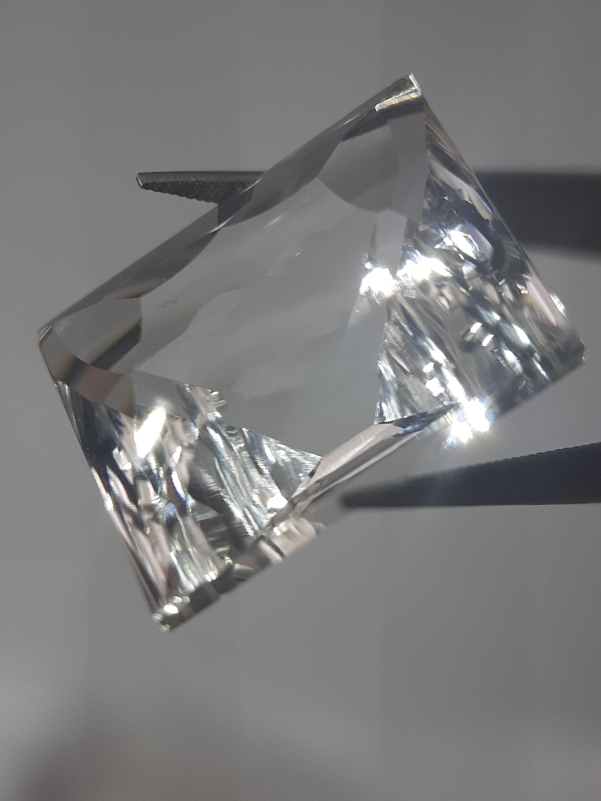 Natural clear crystal quartz - 13.99 ct - cushion - custom cut - certified by NGB - Natural Gems Belgium