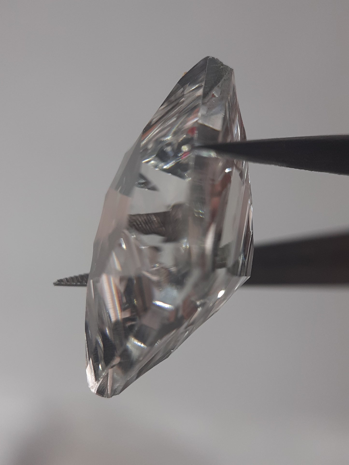 Natural clear crystal quartz - 13.99 ct - cushion - custom cut - certified by NGB - Natural Gems Belgium