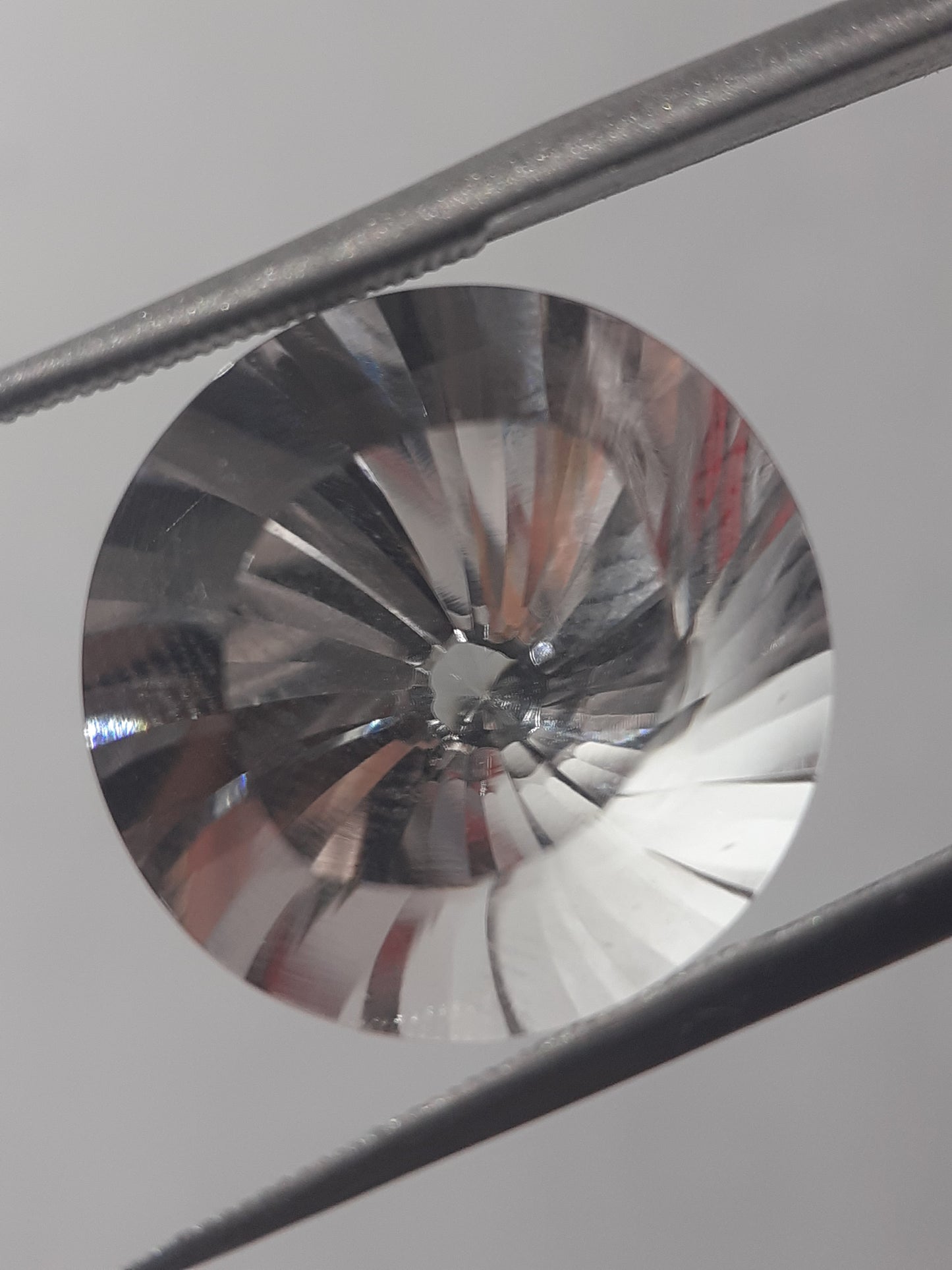 Natural clear crystal quartz - 11.53 ct - round - custom cut - AAA grade - certified by NGB - Natural Gems Belgium