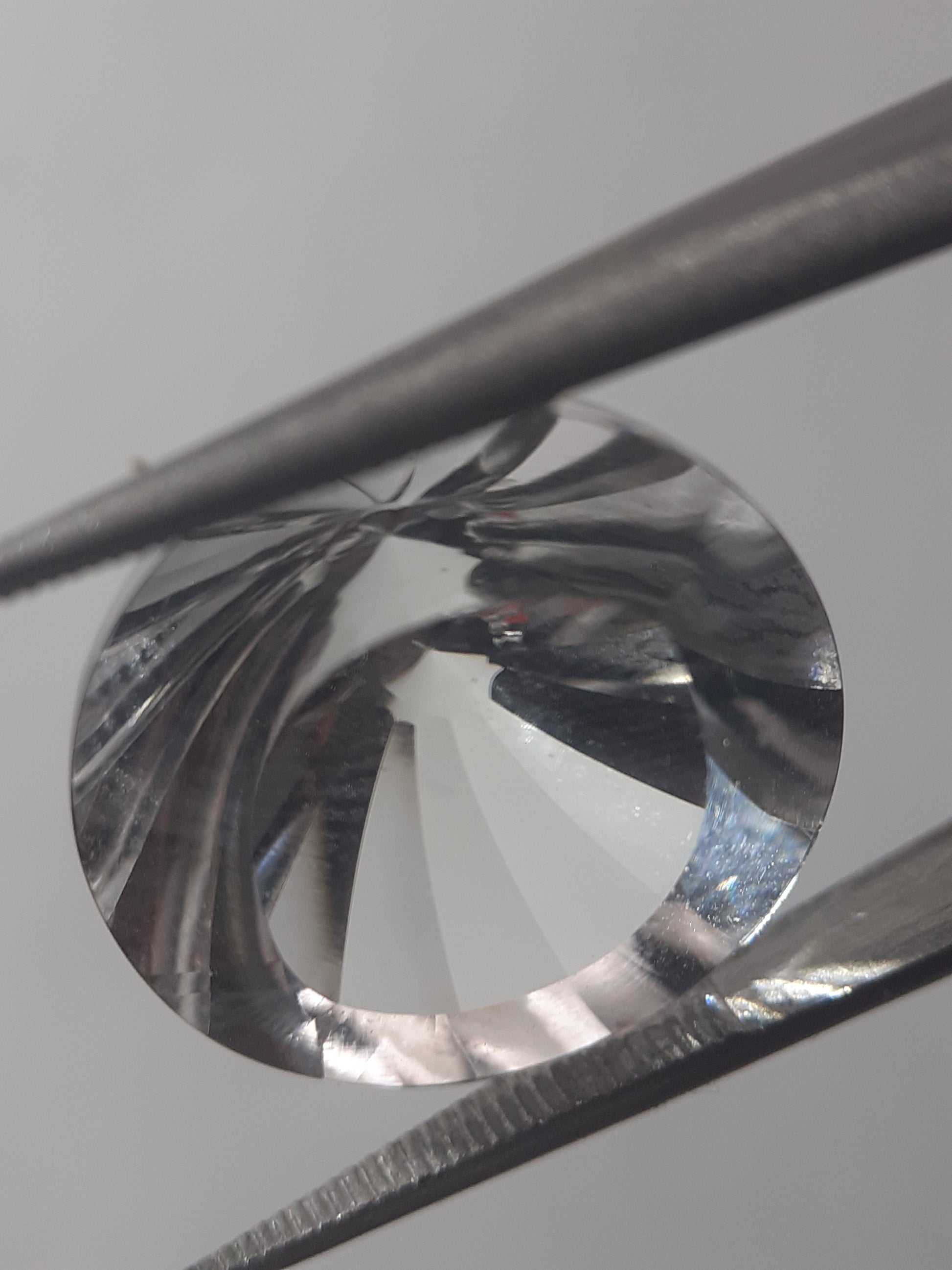 Natural clear crystal quartz - 11.53 ct - round - custom cut - AAA grade - certified by NGB - Natural Gems Belgium