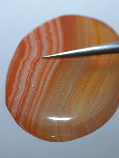 Natural orangy red orange and silky white Lake Superior Agate - 77.57 ct - oval Cabochon - unheated - certified by NGB - Natural Gems Belgium