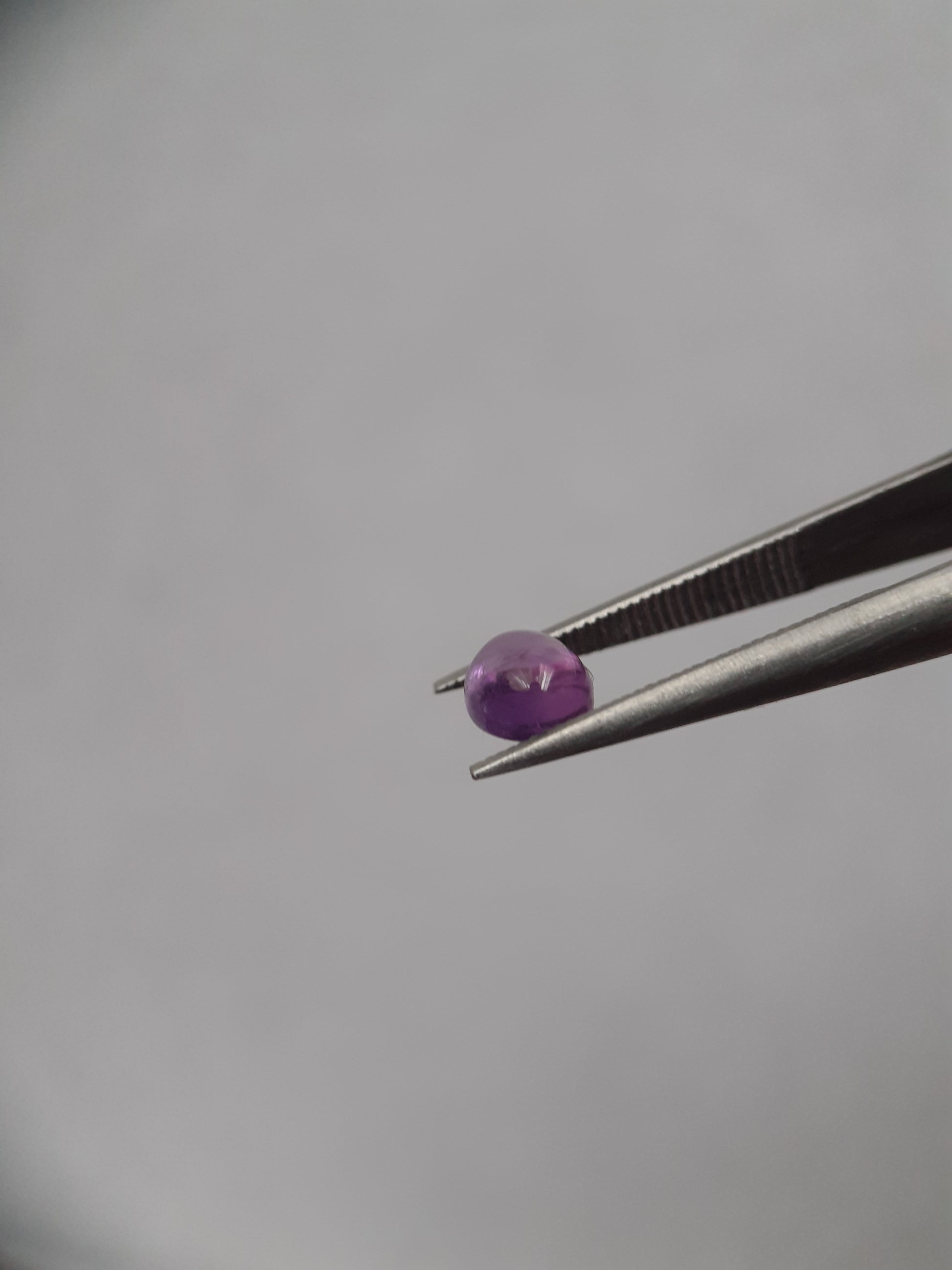 Natural purple Amethyst - 0.35 ct - oval cabochon - 5.1 x 4.1 mm - unheated - Natural Gems Belgium