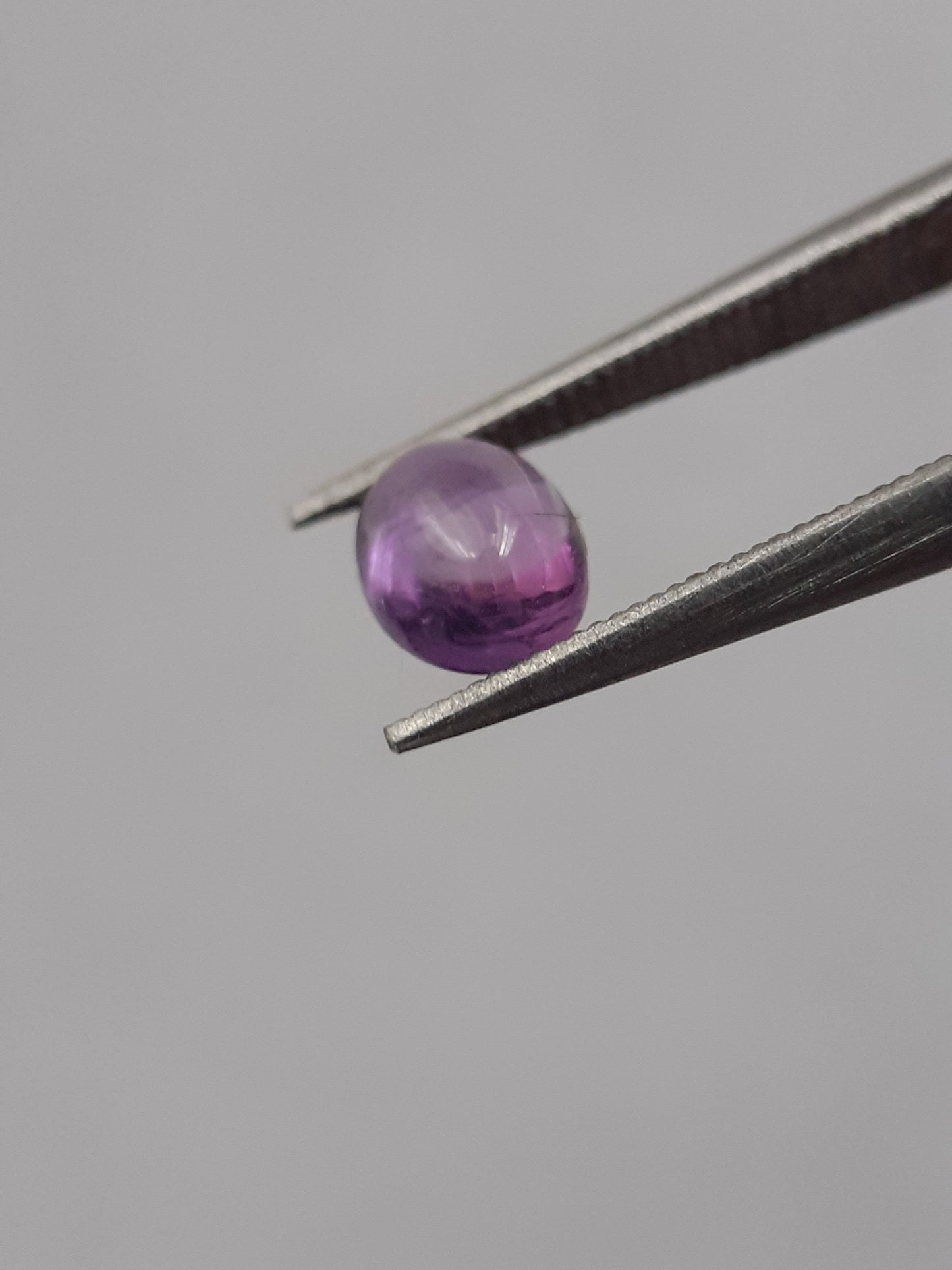 Natural purple Amethyst - 0.35 ct - oval cabochon - 5.1 x 4.1 mm - unheated - Natural Gems Belgium