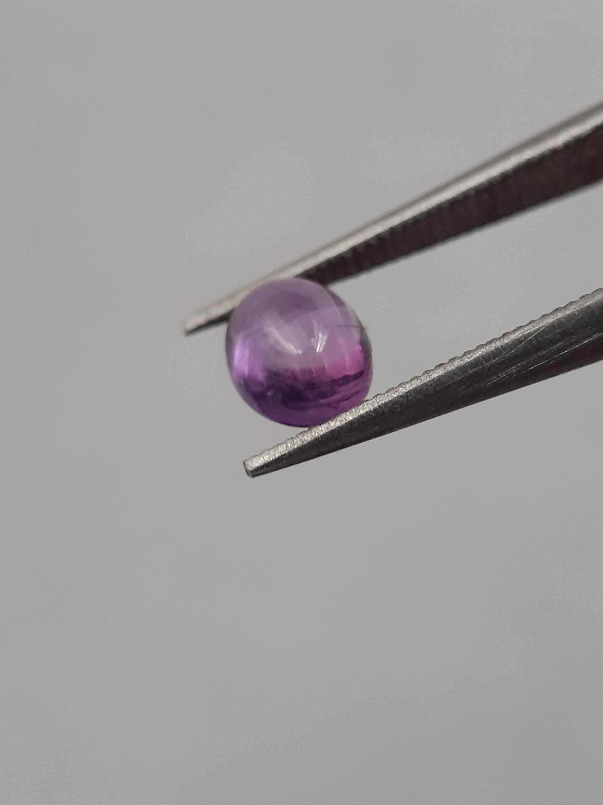 Natural purple Amethyst - 0.35 ct - oval cabochon - 5.1 x 4.1 mm - unheated - Natural Gems Belgium