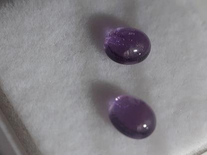 Natural medium purple Amethyst - matching pair - 0.64 tcw - oval cabochon - 4.9 x 3.8 mm - unheated - Natural Gems Belgium