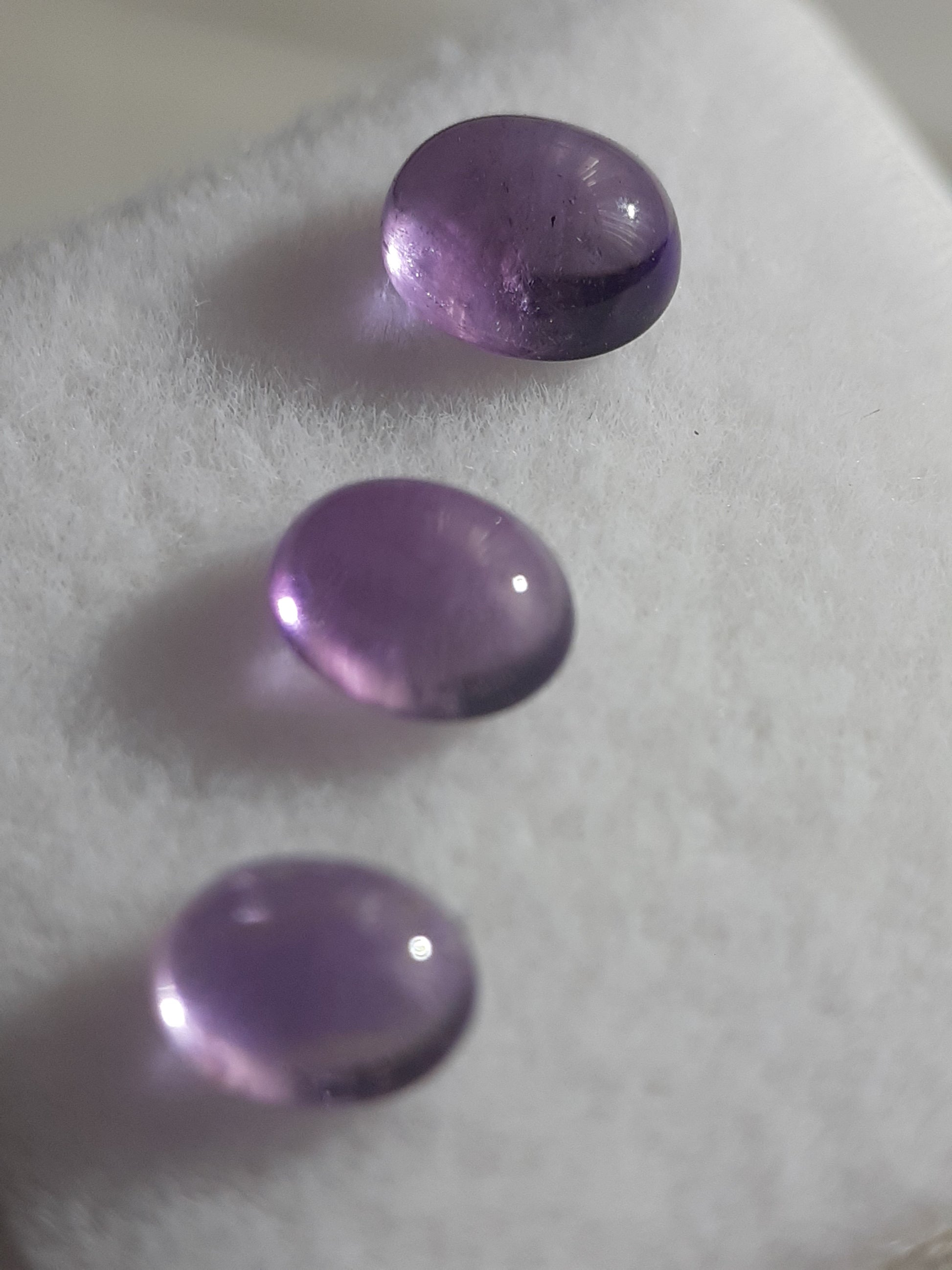 Natural light to medium purple Amethyst - set of 3 - 1.09 tcw - oval cabochon - approx 5 x 4 mm - unheated - Natural Gems Belgium