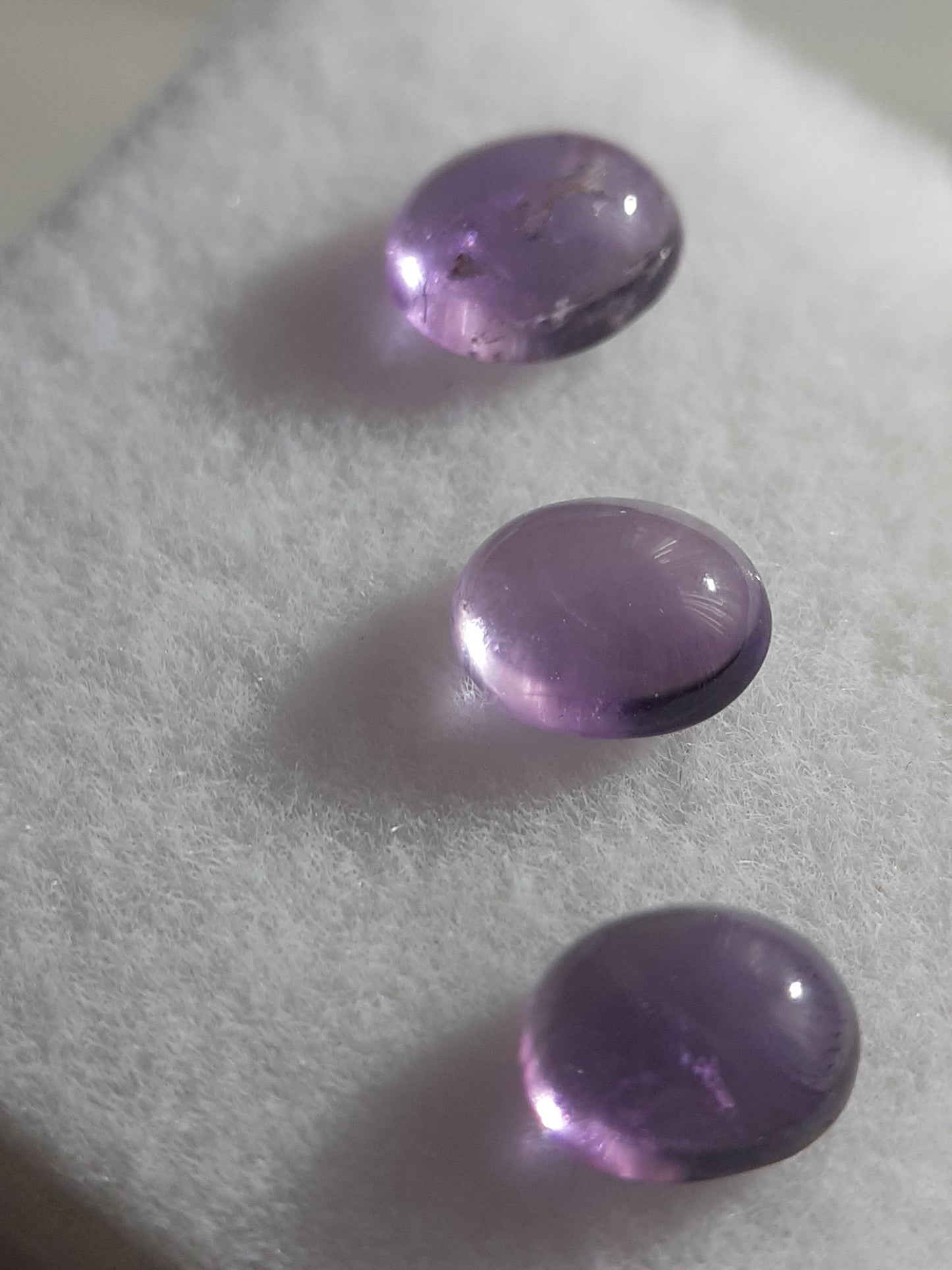 Natural light to medium purple Amethyst - set of 3 - 1.09 tcw - oval cabochon - approx 5 x 4 mm - unheated - Natural Gems Belgium