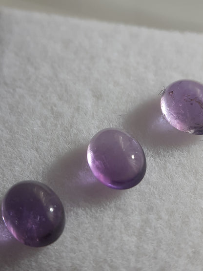 Natural light to medium purple Amethyst - set of 3 - 1.09 tcw - oval cabochon - approx 5 x 4 mm - unheated - Natural Gems Belgium