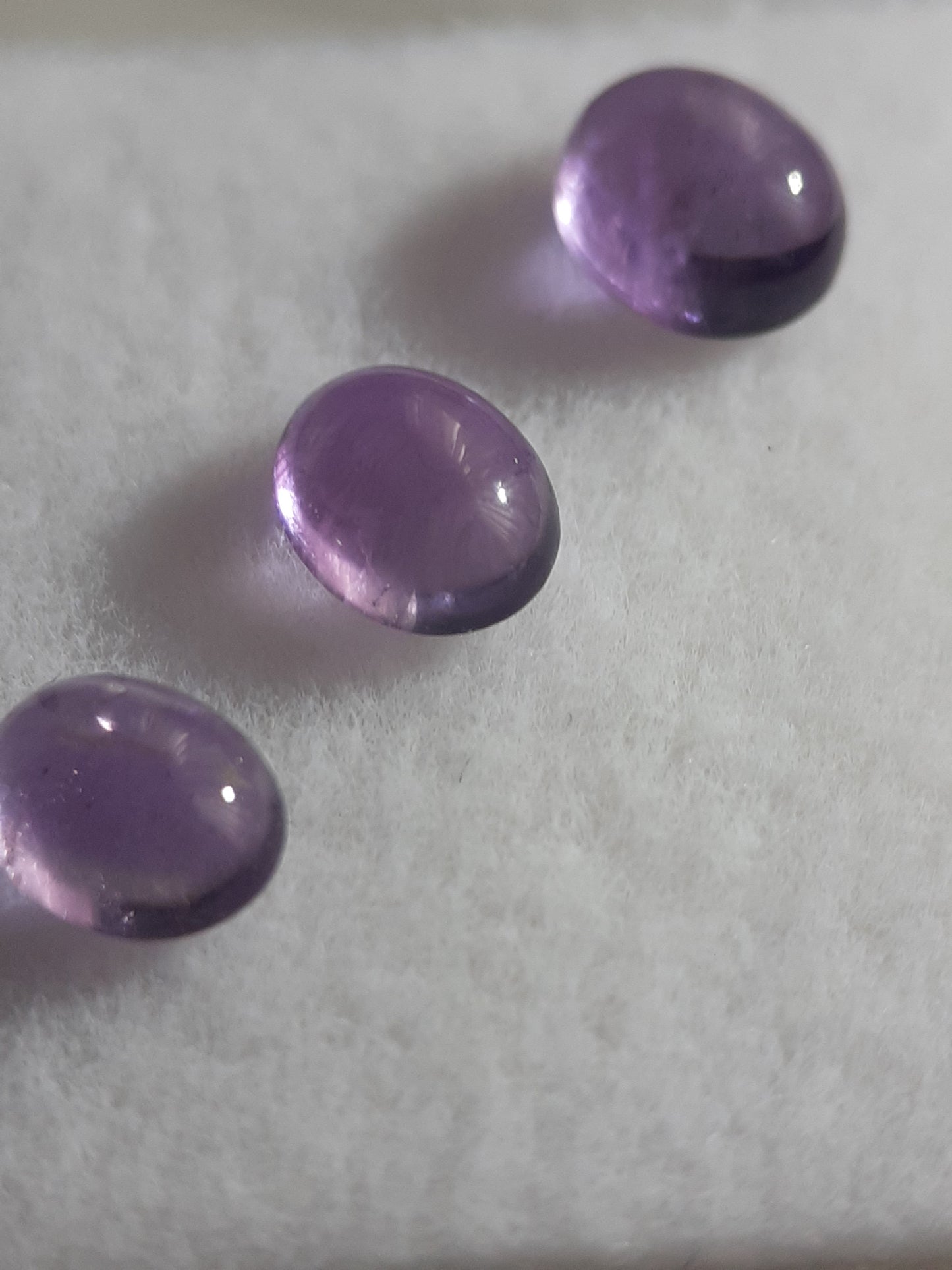 Natural light to medium purple Amethyst - set of 3 - 1.09 tcw - oval cabochon - approx 5 x 4 mm - unheated - Natural Gems Belgium