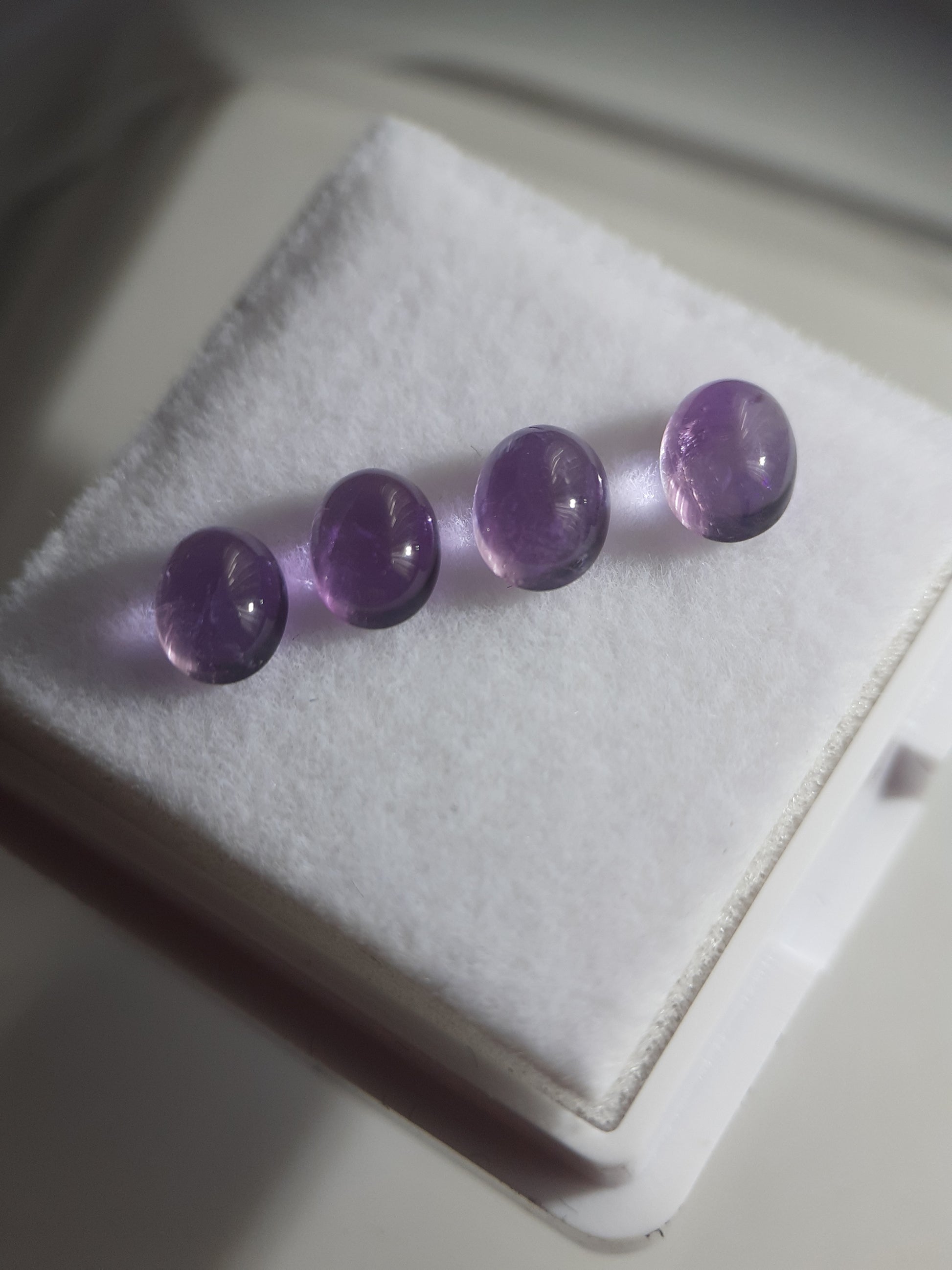 Natural light purple Amethyst - set of 4 - 1.53 tcw - oval cabochon - approx 5 x 4 mm - unheated - Natural Gems Belgium