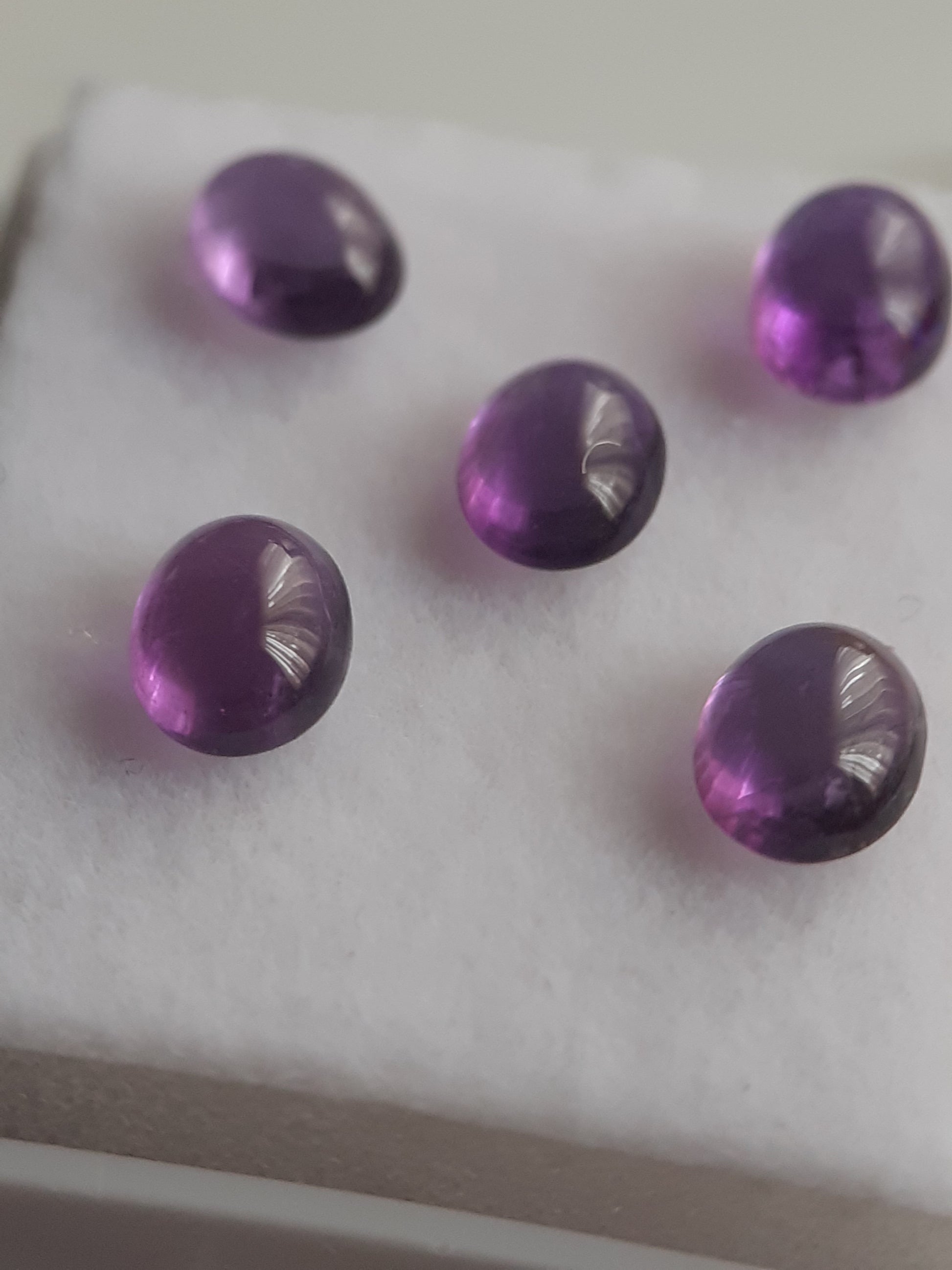 Natural medium purple Amethyst - set of 5 - 1.74 tcw - oval cabochon - approx 5 x 4 mm - unheated - Natural Gems Belgium