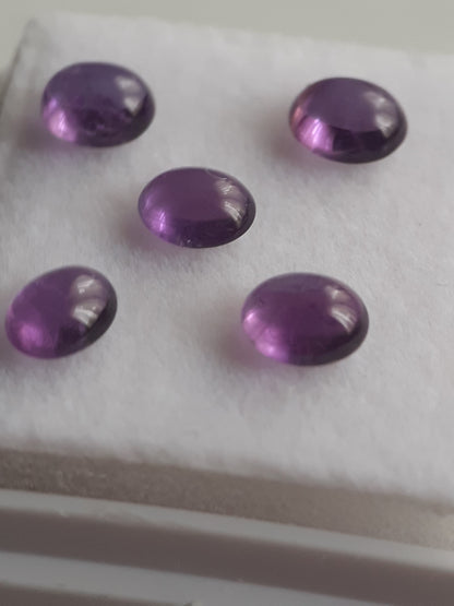 Natural medium purple Amethyst - set of 5 - 1.74 tcw - oval cabochon - approx 5 x 4 mm - unheated - Natural Gems Belgium