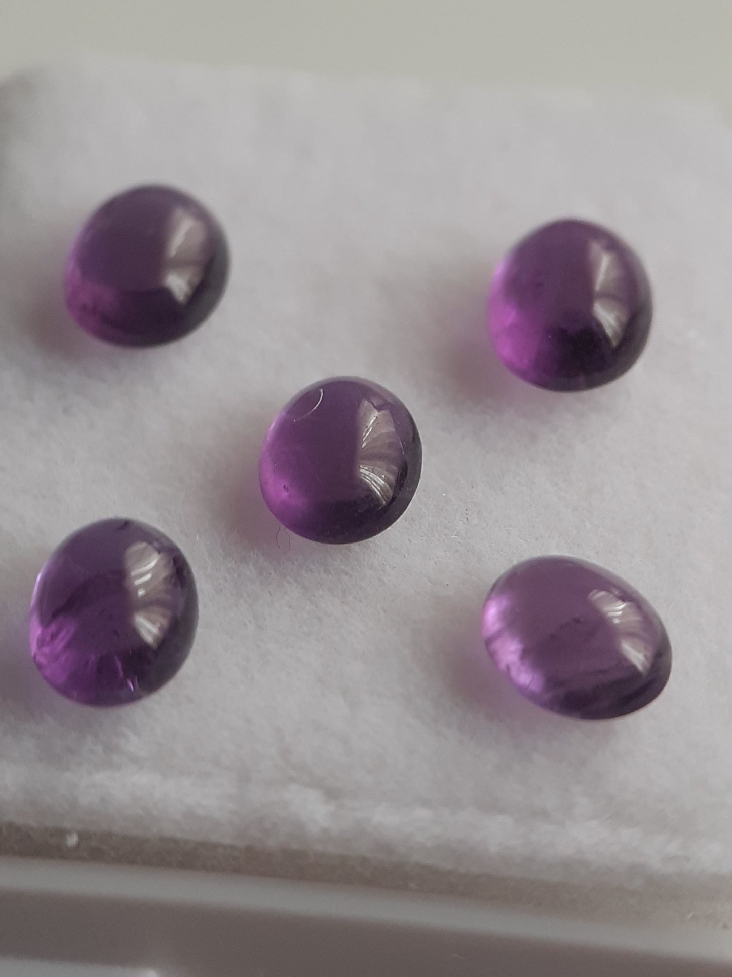 Natural medium purple Amethyst - set of 5 - 1.74 tcw - oval cabochon - approx 5 x 4 mm - unheated - Natural Gems Belgium