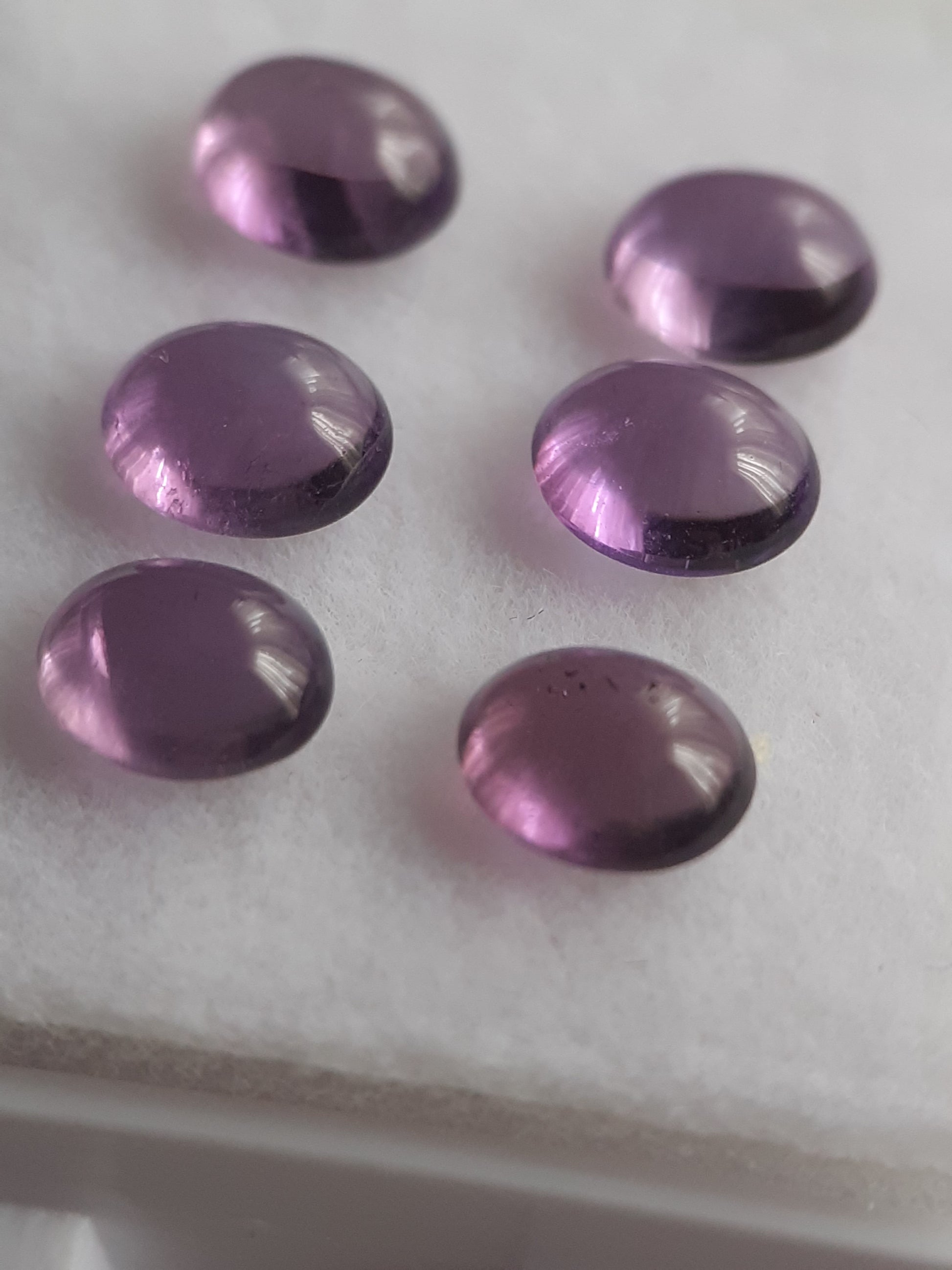 Natural purple Amethyst - set of 6 - 2.21 tcw - oval cabochon - approx 5 x 4 mm - unheated - Natural Gems Belgium