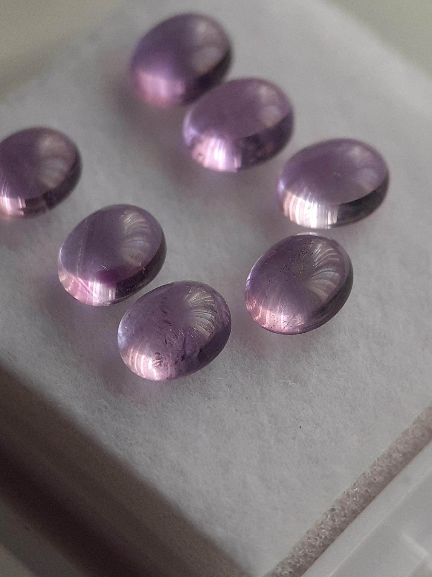 Natural purple Amethyst - set of 7 - 2.48 tcw - oval cabochon - approx 5 x 4 mm - unheated - Natural Gems Belgium