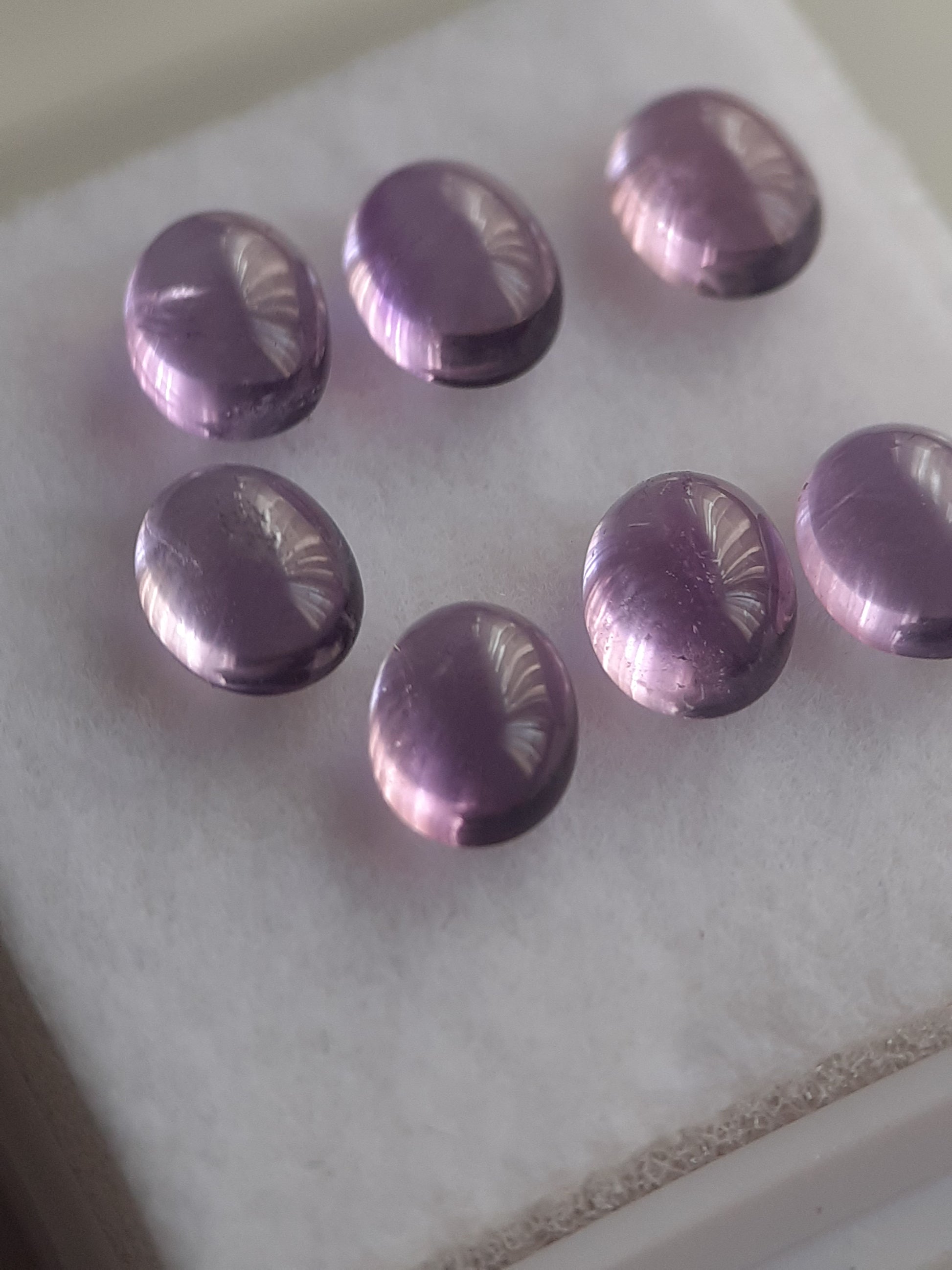 Natural purple Amethyst - set of 7 - 2.48 tcw - oval cabochon - approx 5 x 4 mm - unheated - Natural Gems Belgium