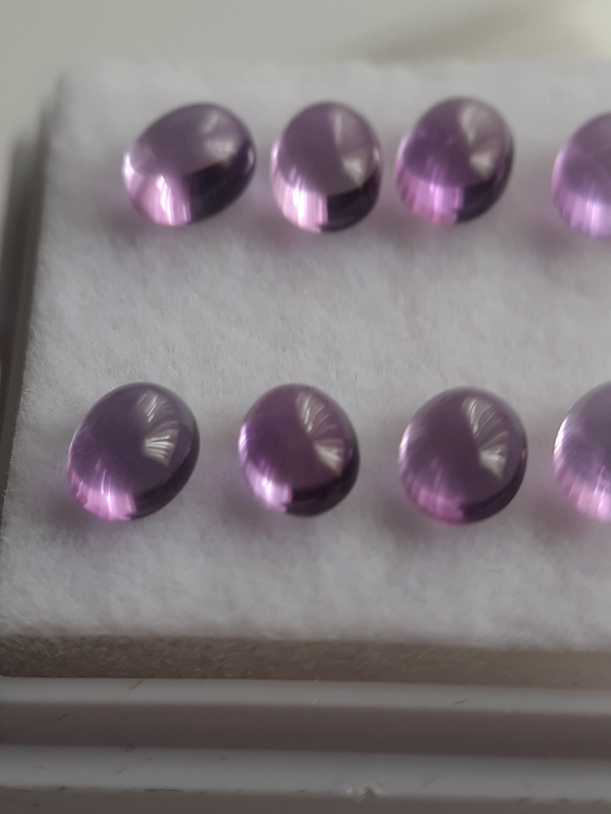 Natural purple Amethyst - set of 8 - 2.73 tcw - oval cabochon - approx 5 x 4 mm - unheated - Natural Gems Belgium