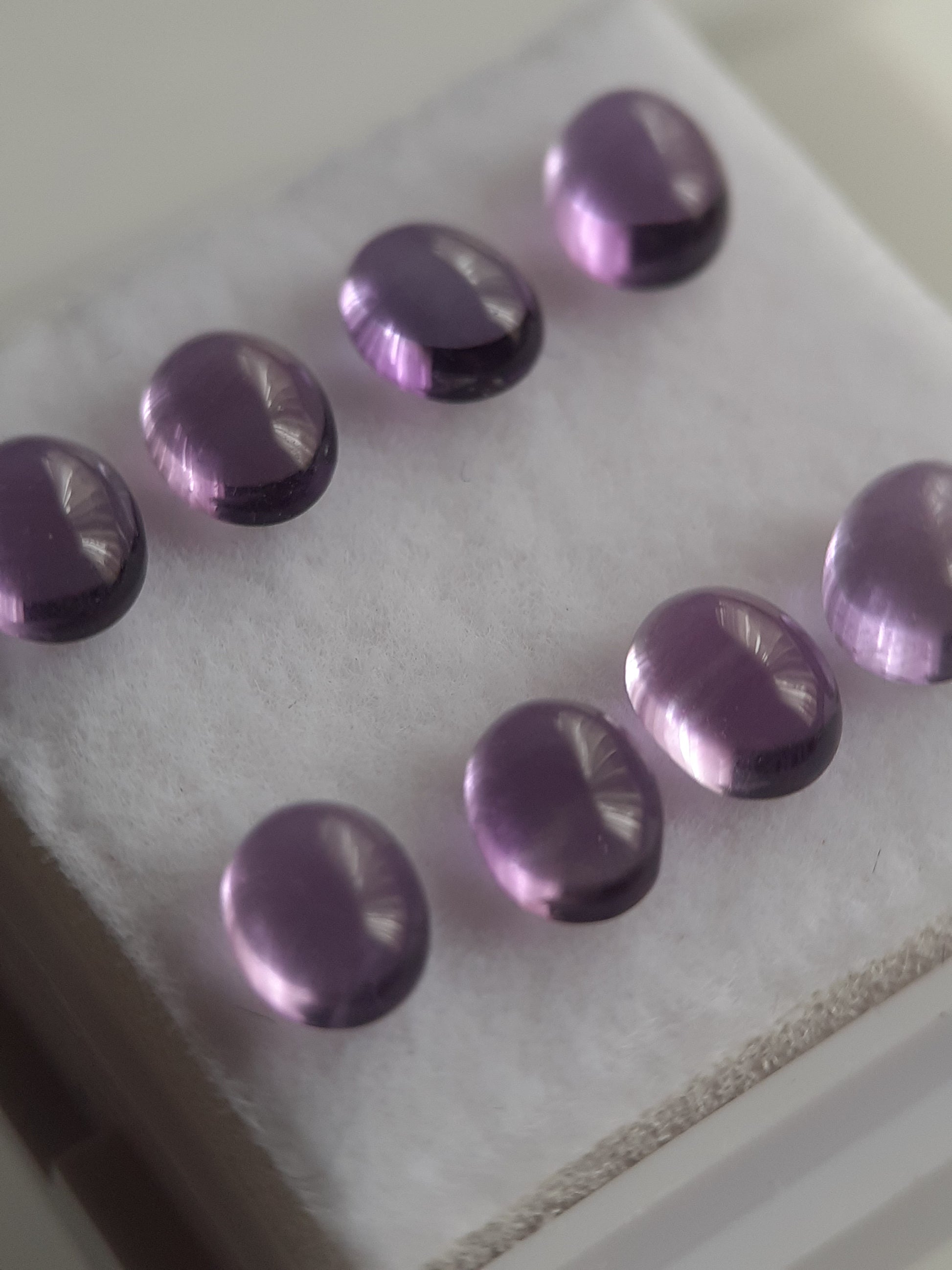 Natural purple Amethyst - set of 8 - 2.73 tcw - oval cabochon - approx 5 x 4 mm - unheated - Natural Gems Belgium