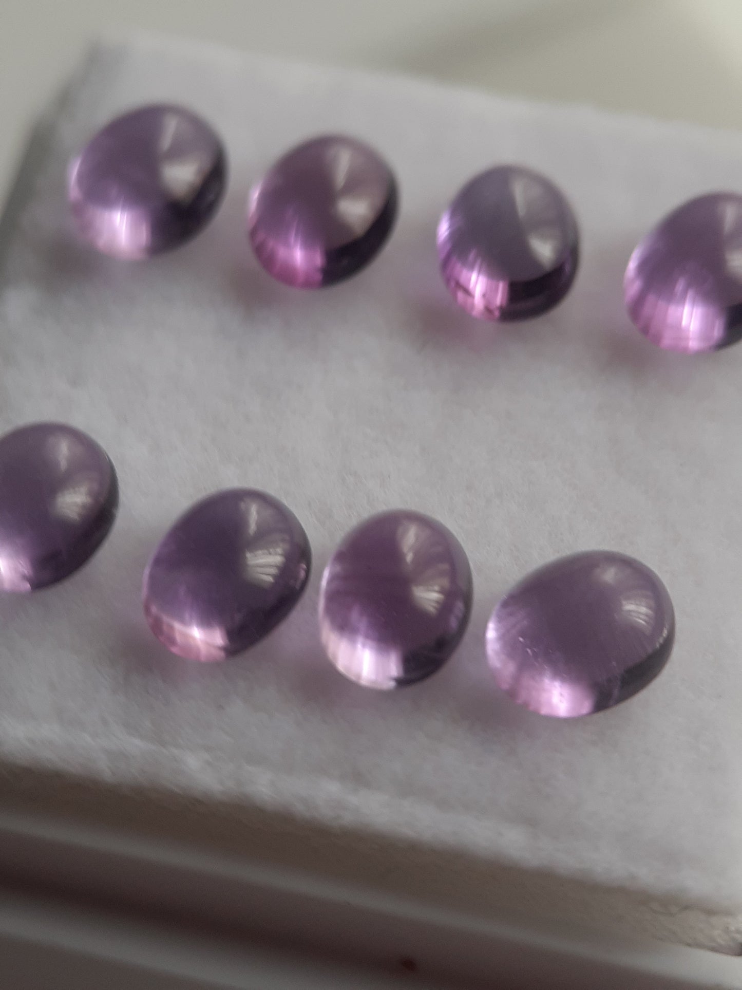 Natural purple Amethyst - set of 8 - 2.73 tcw - oval cabochon - approx 5 x 4 mm - unheated - Natural Gems Belgium