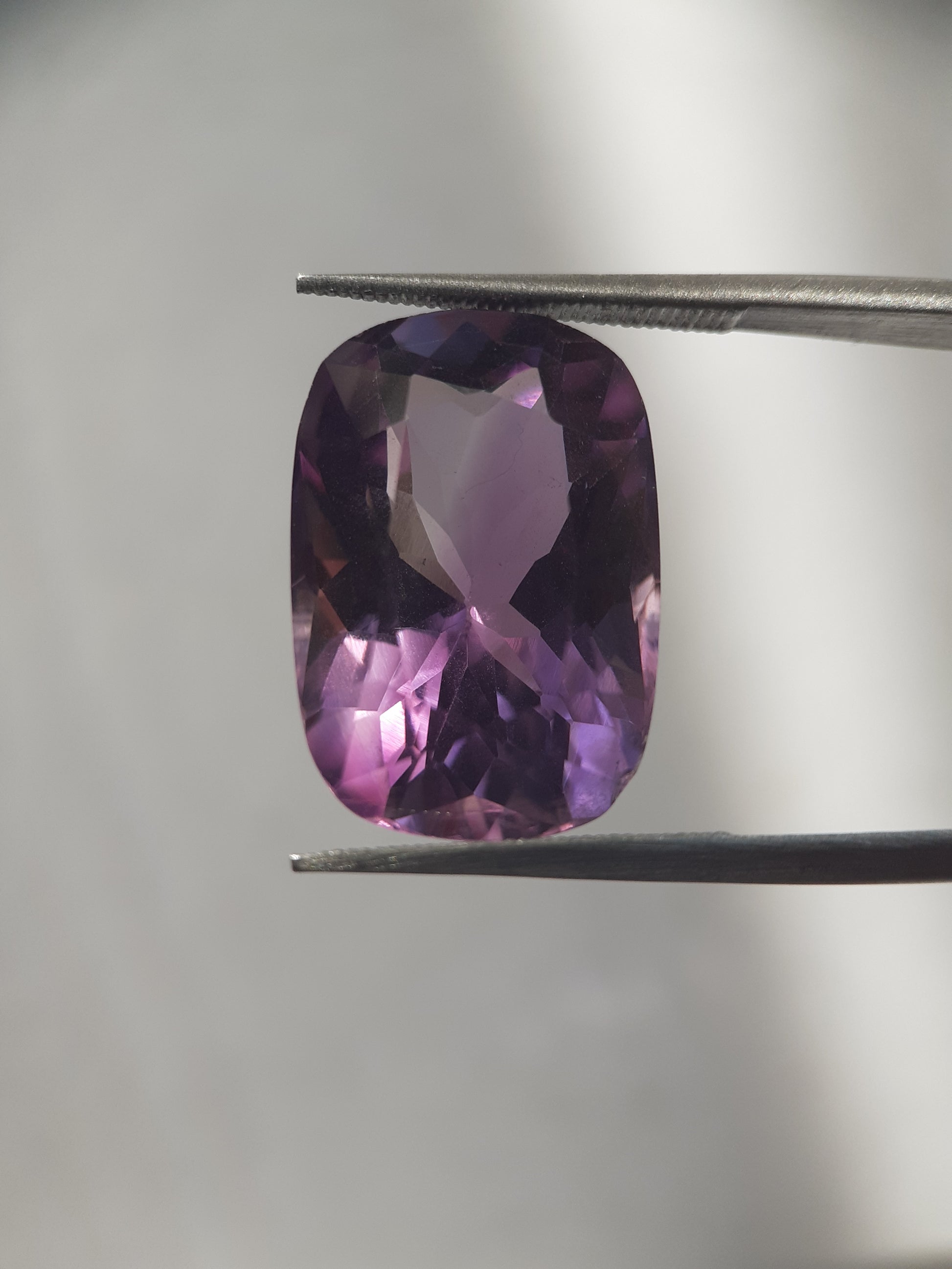 Natural medium purple Amethyst - 11.27 ct - cushion - unheated - certified by NGB - Natural Gems Belgium