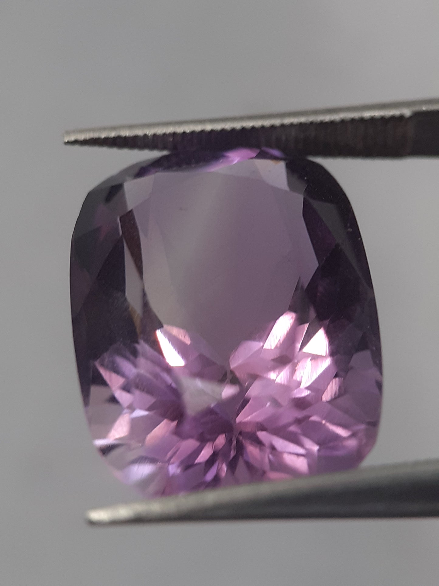 Natural medium purple Amethyst - 11.27 ct - cushion - unheated - certified by NGB - Natural Gems Belgium