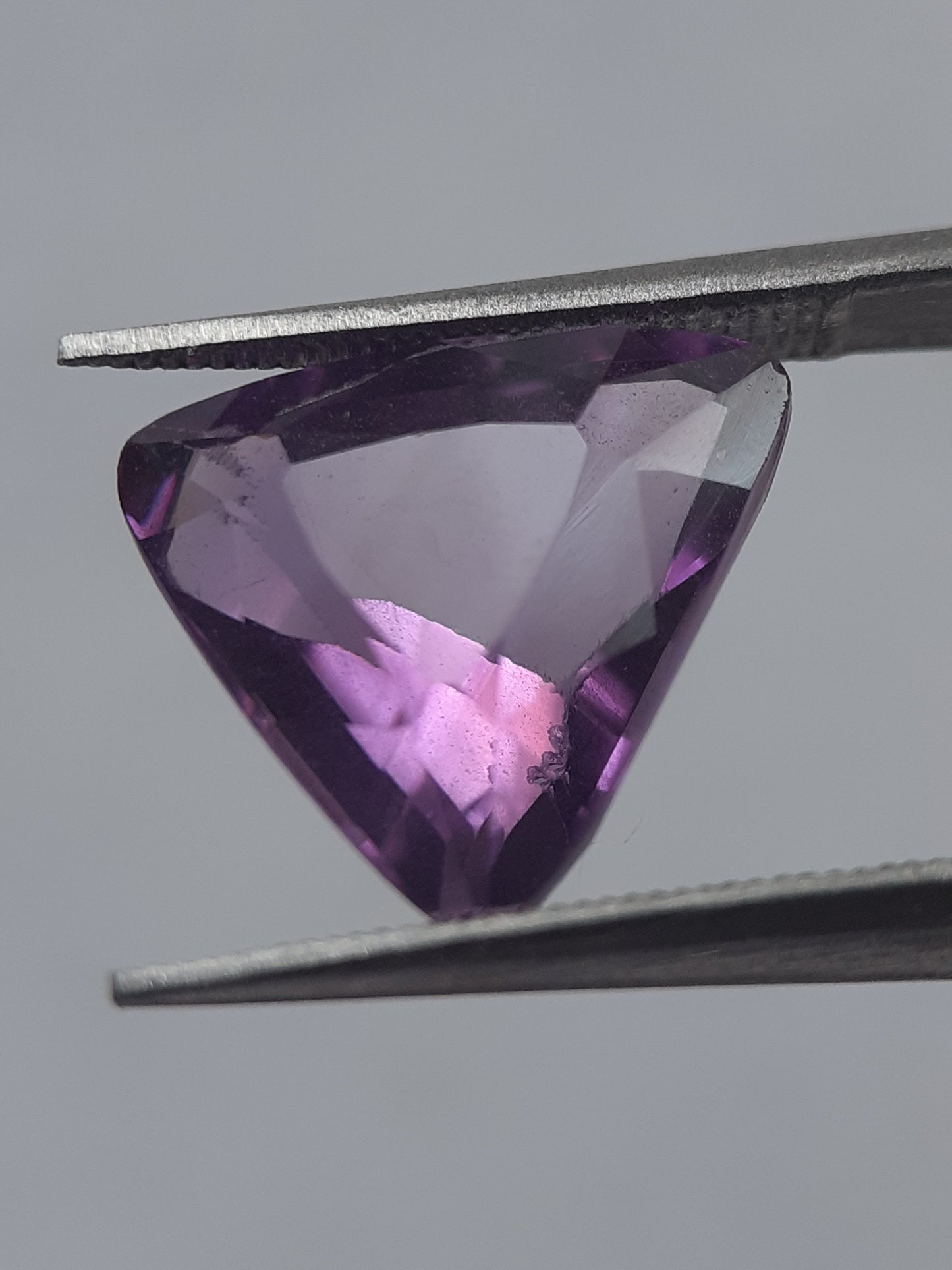 Natural medium purple Amethyst - 3.71 ct - trillion - unheated - certified by NGB - Natural Gems Belgium