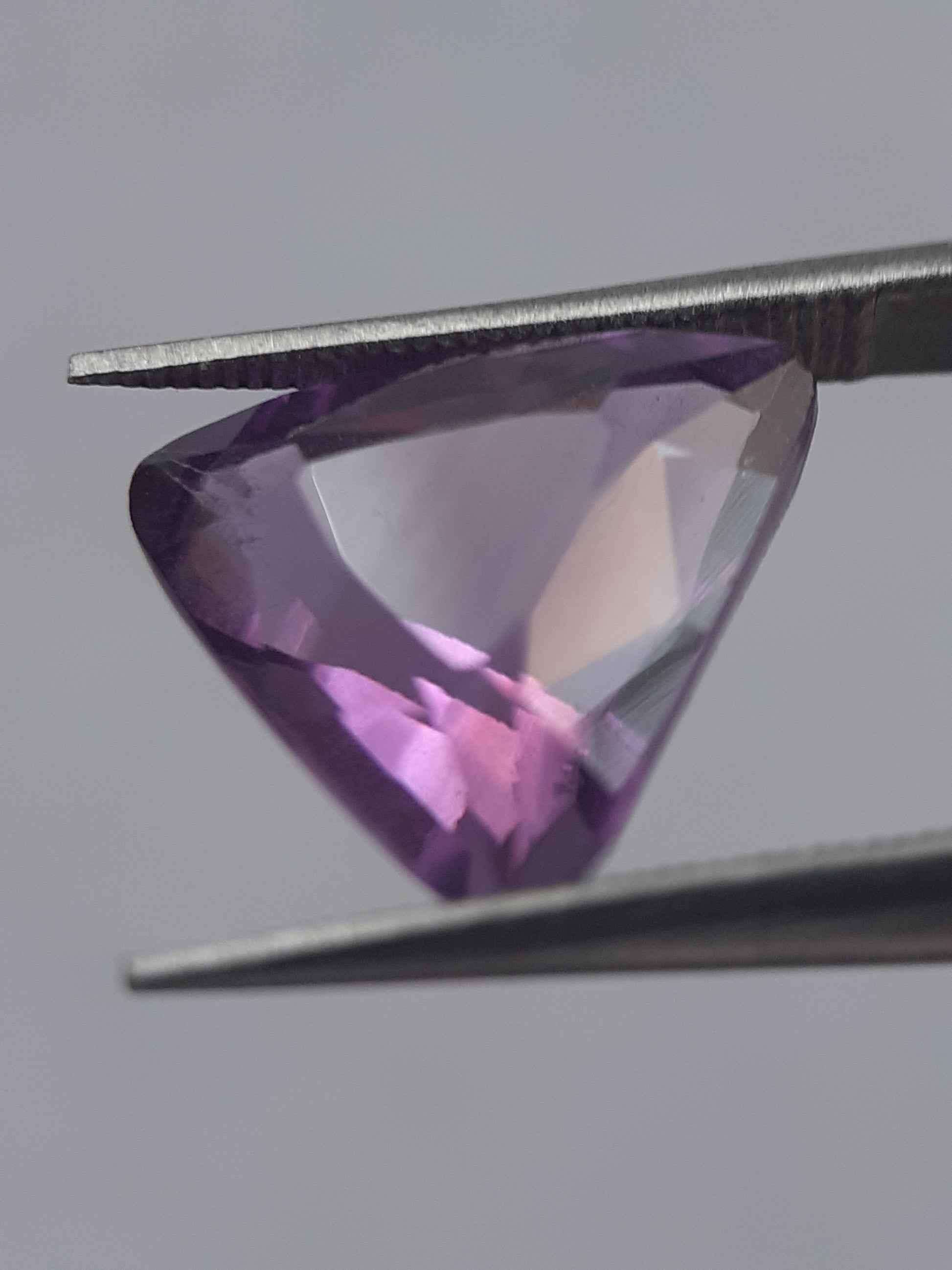 Natural medium purple Amethyst - 3.71 ct - trillion - unheated - certified by NGB - Natural Gems Belgium