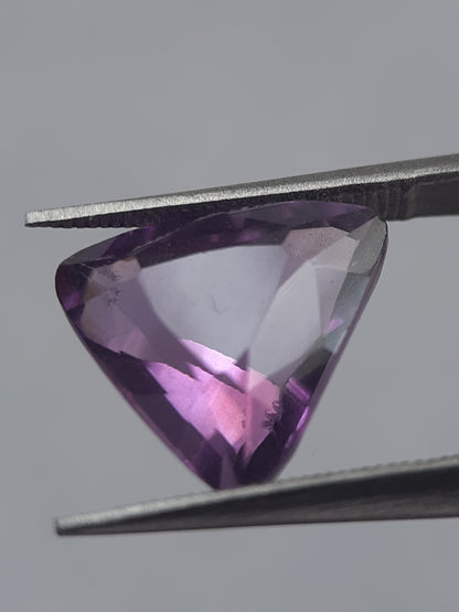 Natural medium purple Amethyst - 3.71 ct - trillion - unheated - certified by NGB - Natural Gems Belgium