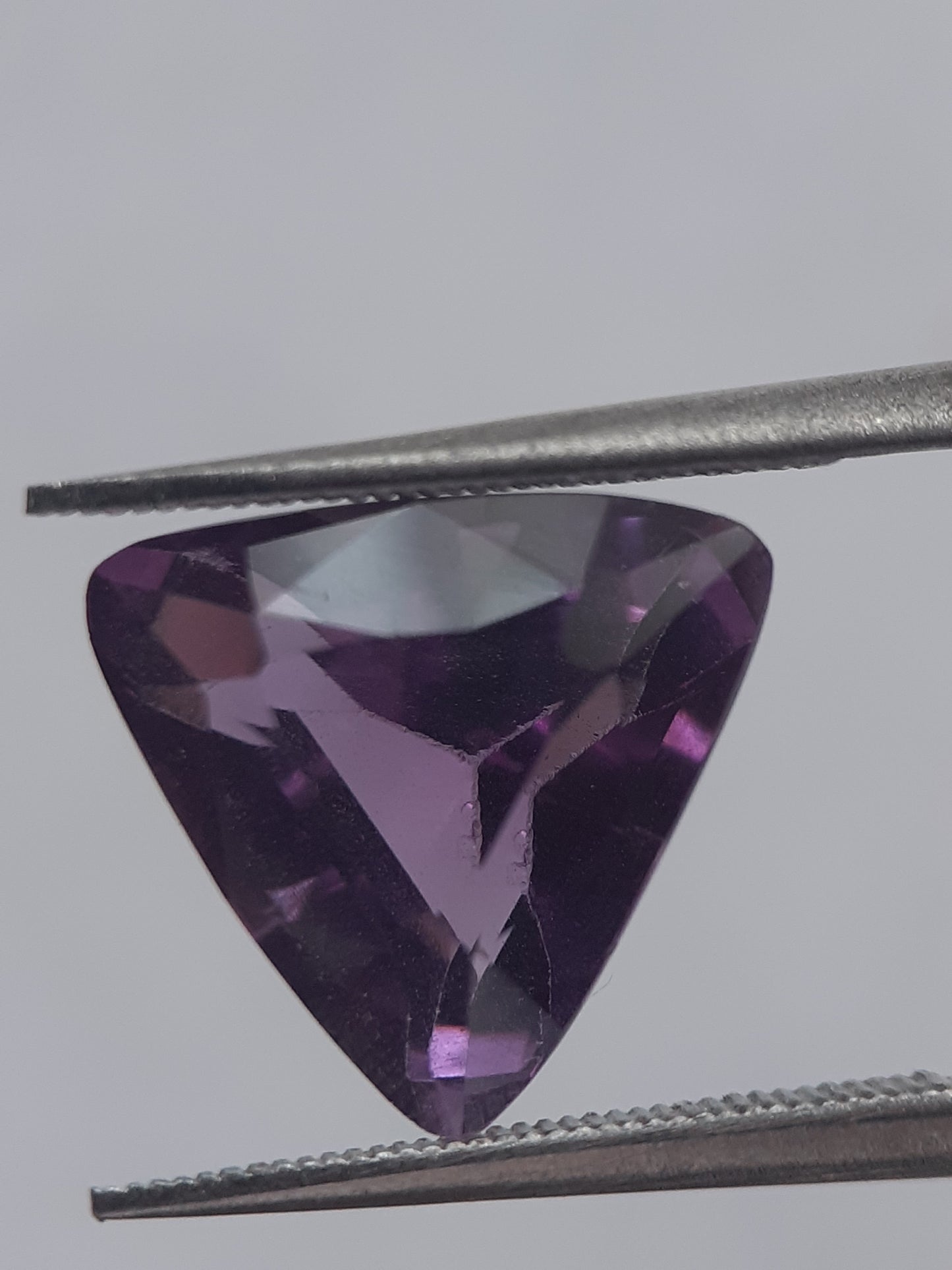 Natural medium purple Amethyst - 3.71 ct - trillion - unheated - certified by NGB - Natural Gems Belgium