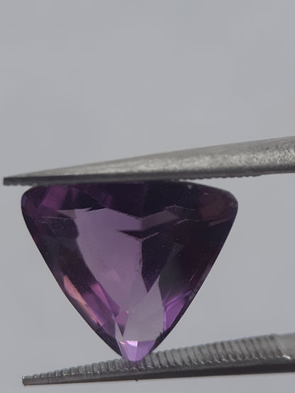 Natural medium purple Amethyst - 3.71 ct - trillion - unheated - certified by NGB - Natural Gems Belgium