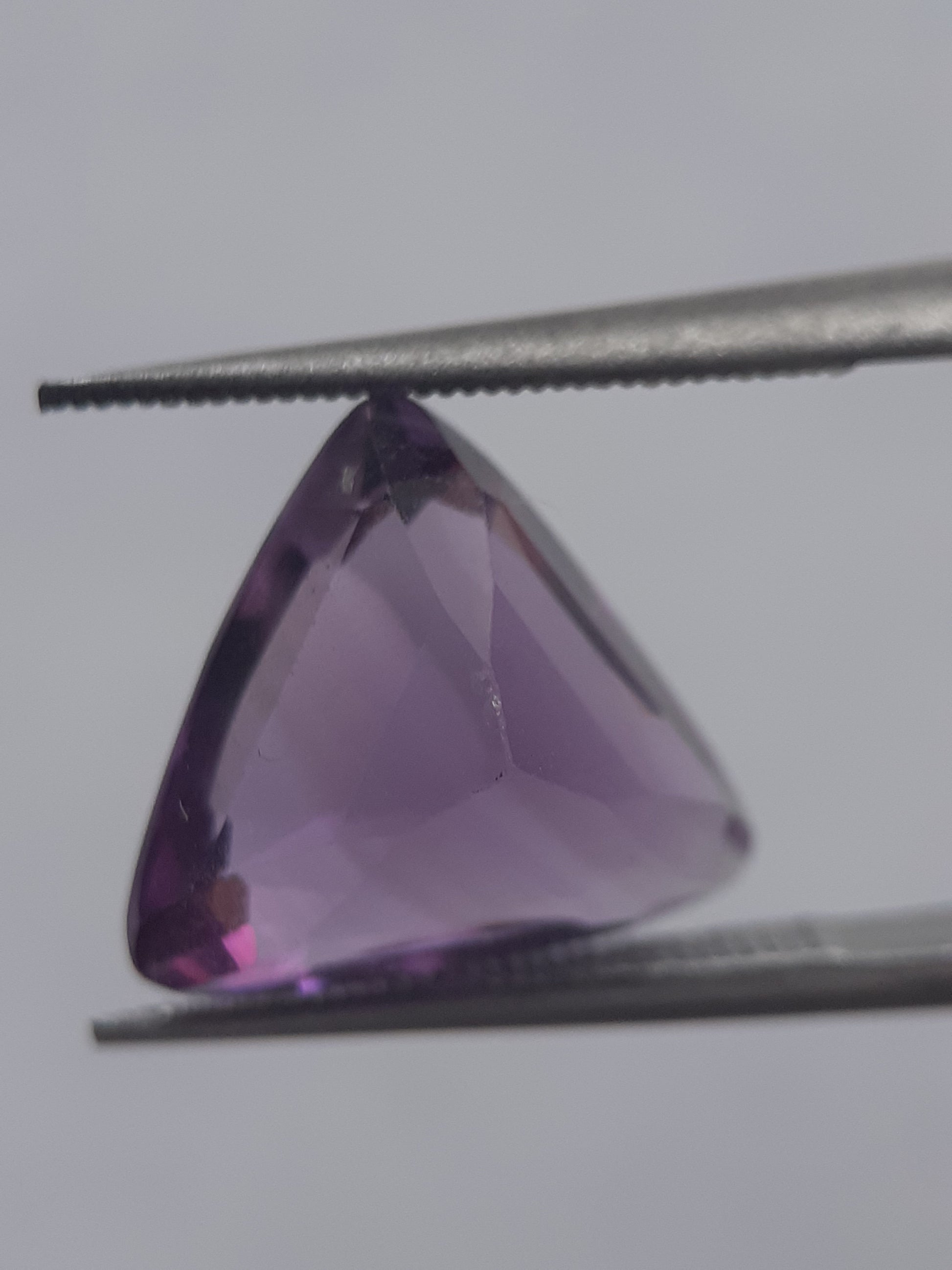 Natural medium purple Amethyst - 3.71 ct - trillion - unheated - certified by NGB - Natural Gems Belgium