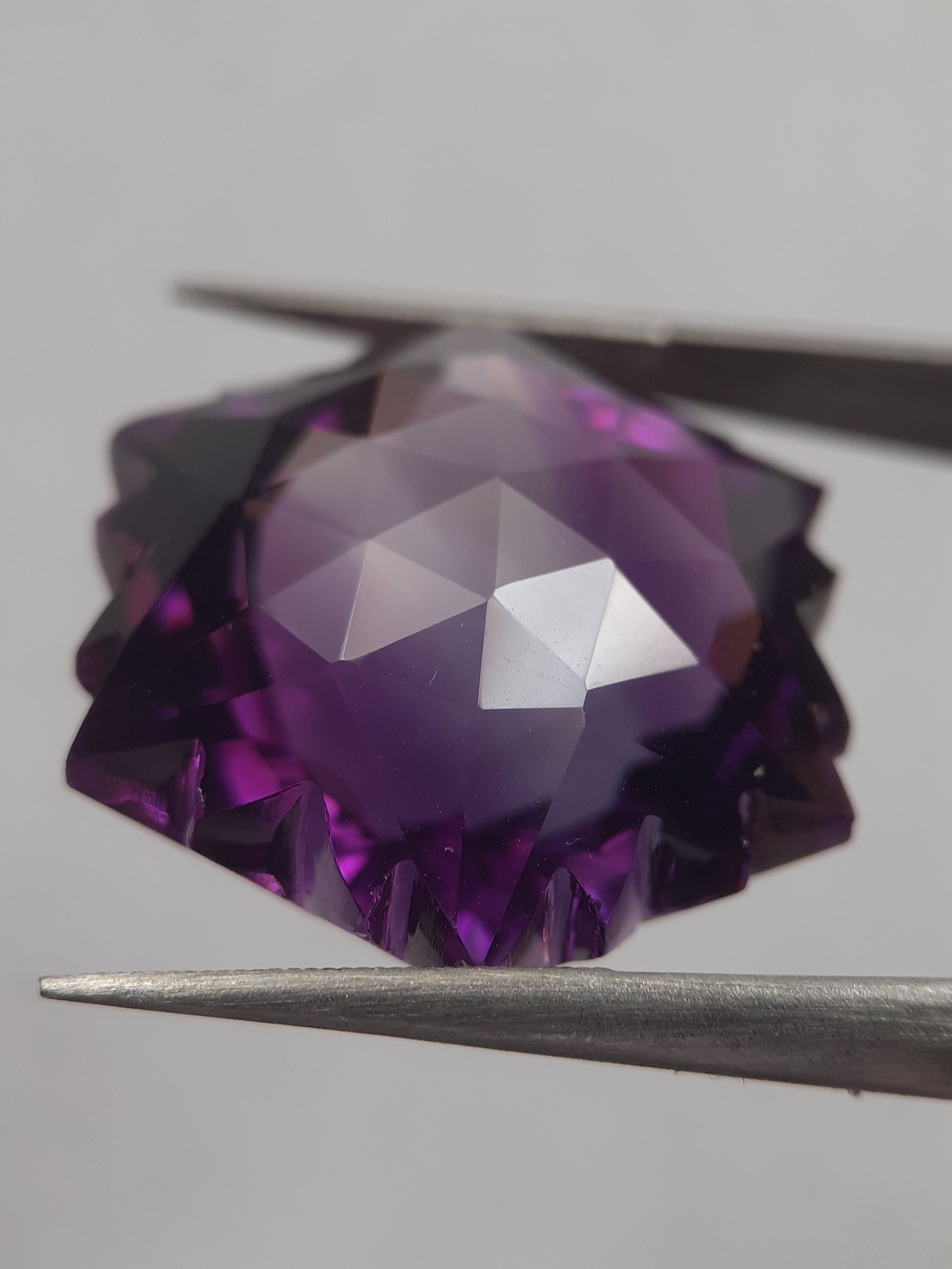 Natural deep purple Amethyst - 33.13 ct - AAA grade - hexagon snowflake - unheated - Natural Gems Belgium