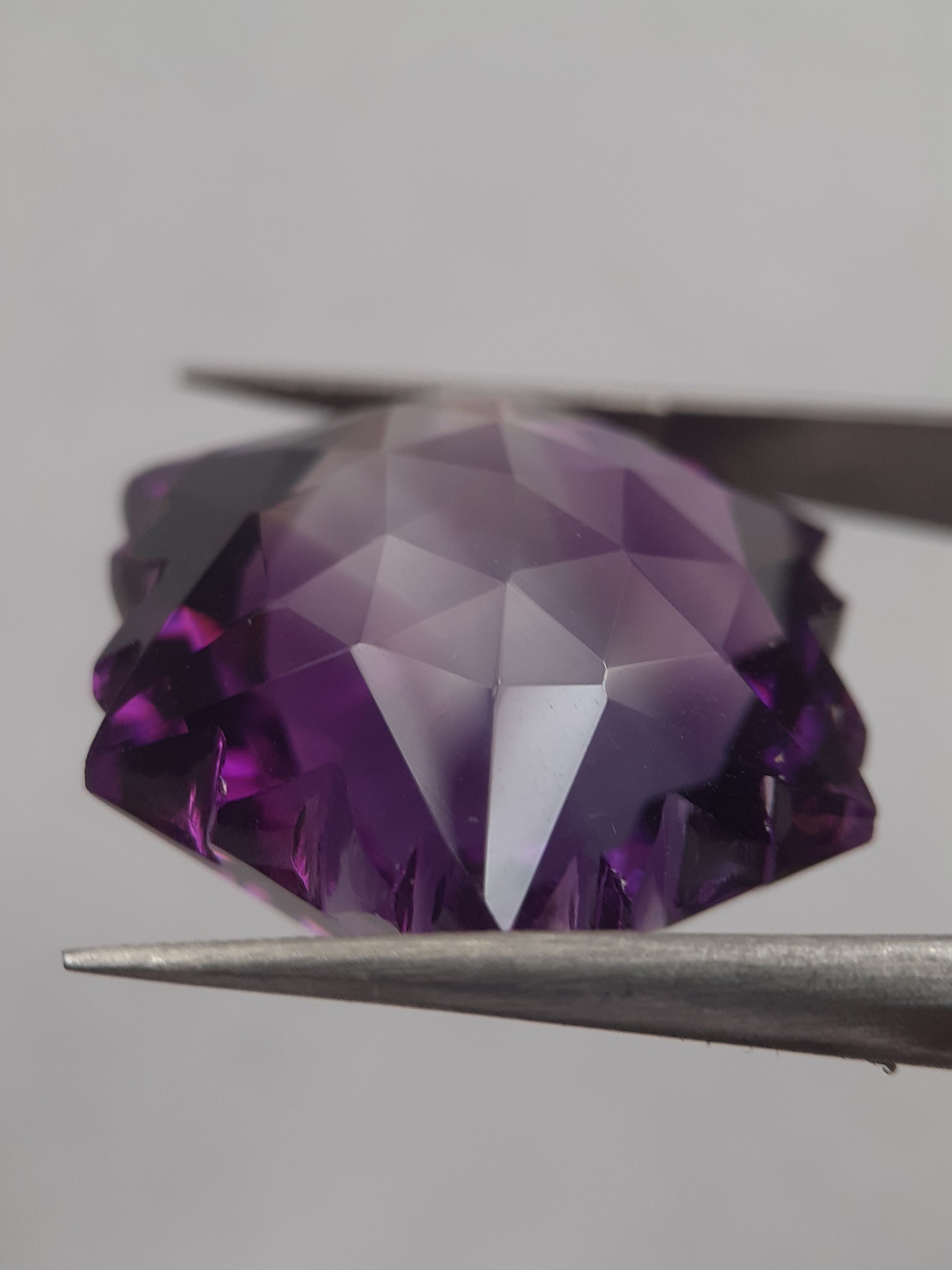 Natural deep purple Amethyst - 33.13 ct - AAA grade - hexagon snowflake - unheated - Natural Gems Belgium