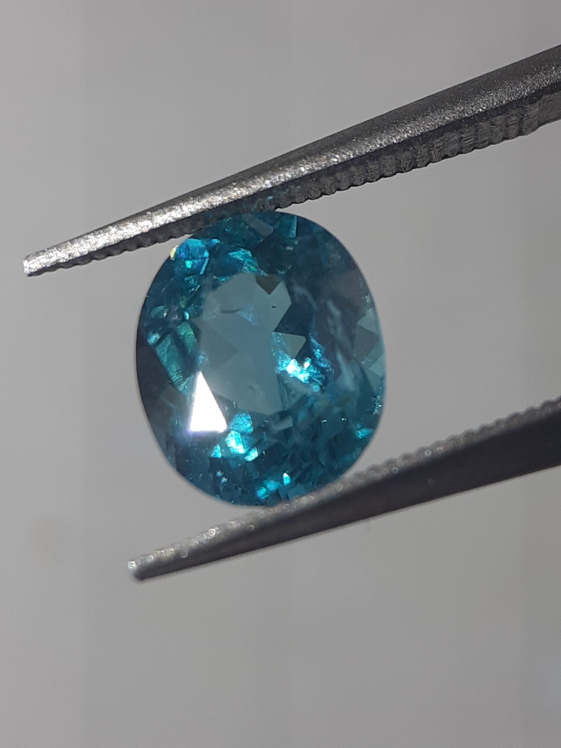 Natural Paraiba color Neon blue green Apatite - 1.32 ct - oval - unheated - certified by NGB - Natural Gems Belgium