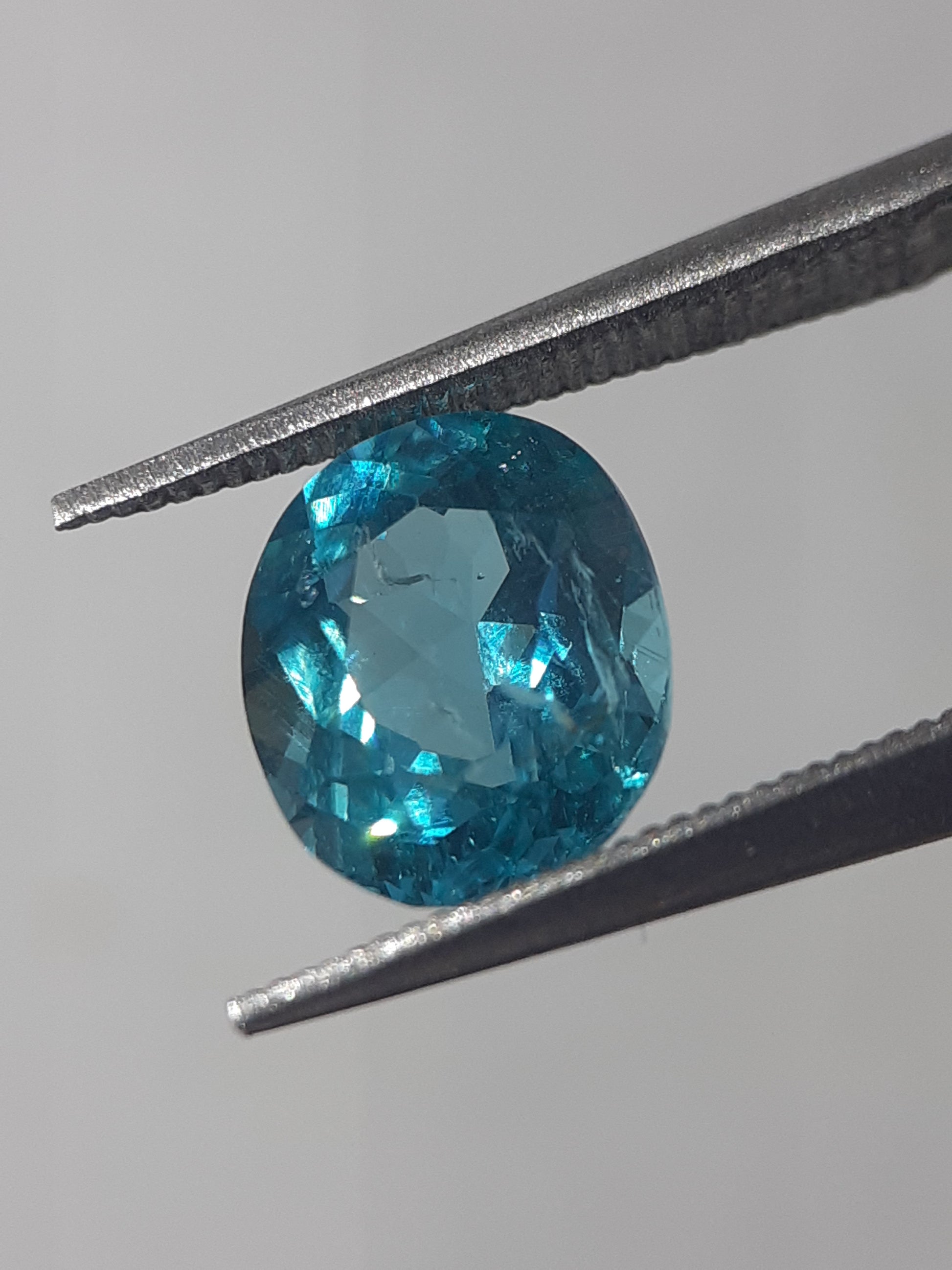 Natural Paraiba color Neon blue green Apatite - 1.32 ct - oval - unheated - certified by NGB - Natural Gems Belgium